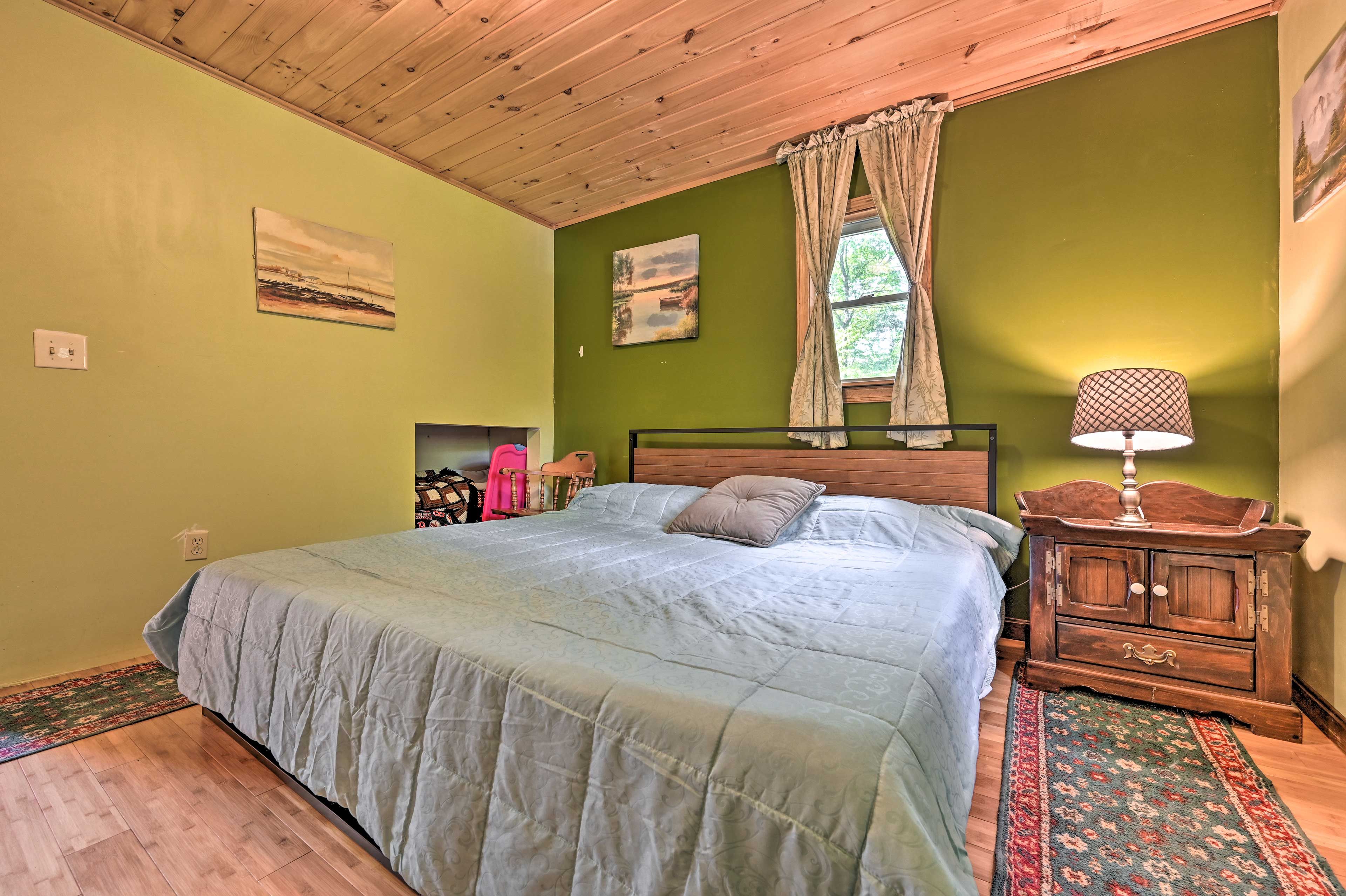 Bedroom | California King Bed | Linens Provided