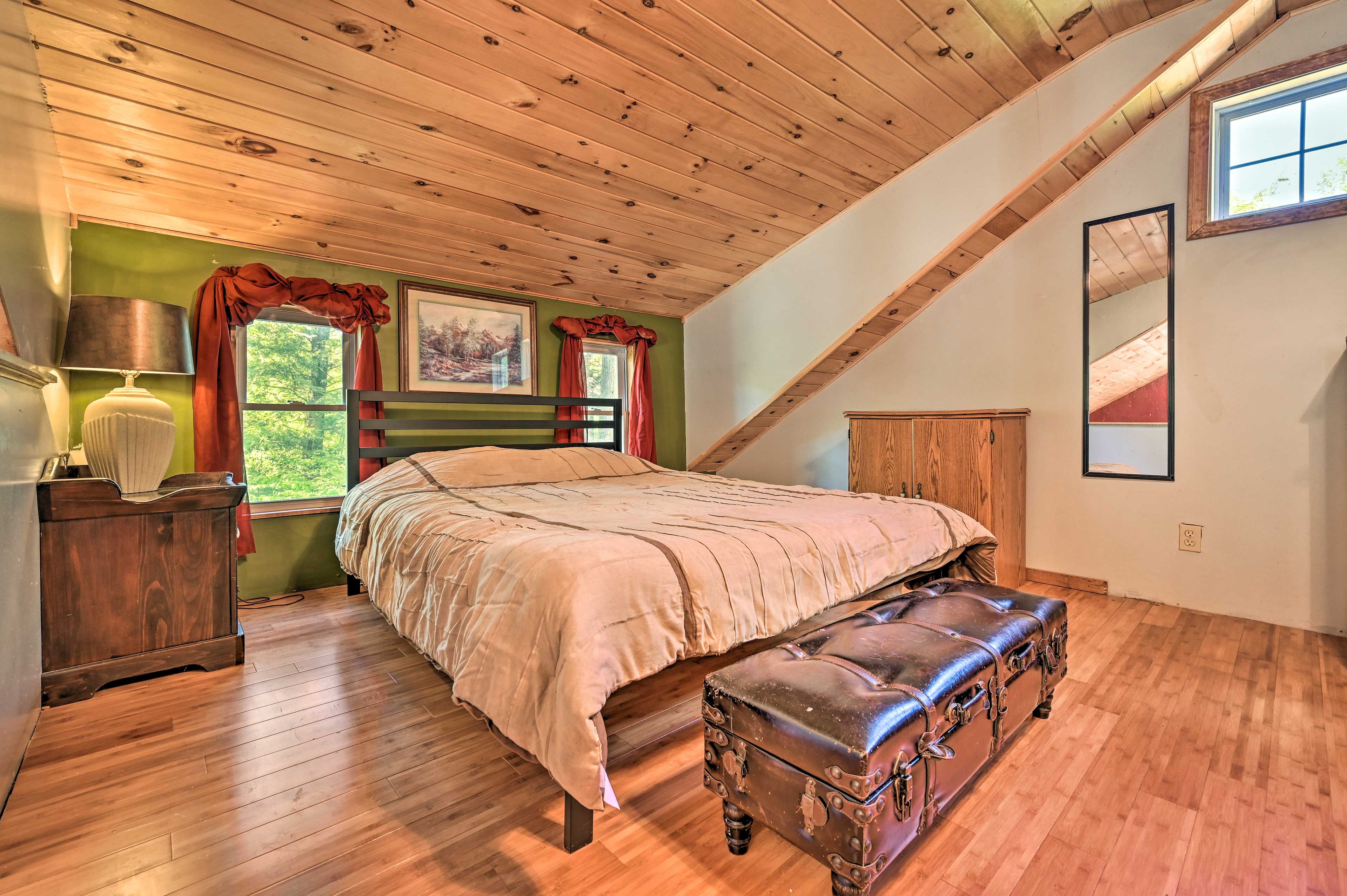 Loft | Queen Bed | 2 Twin Beds