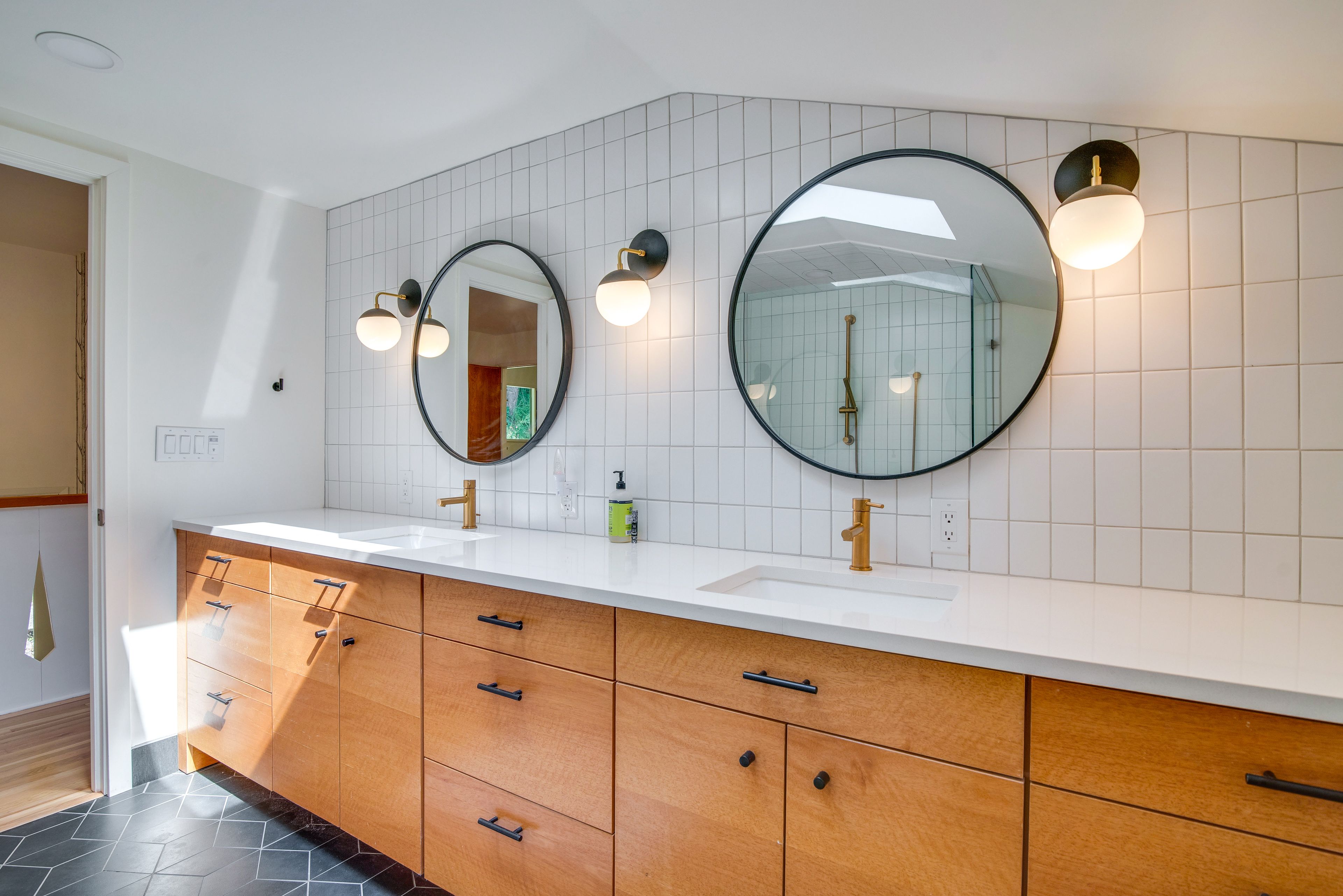 Full Bathroom | Complimentary Toiletries