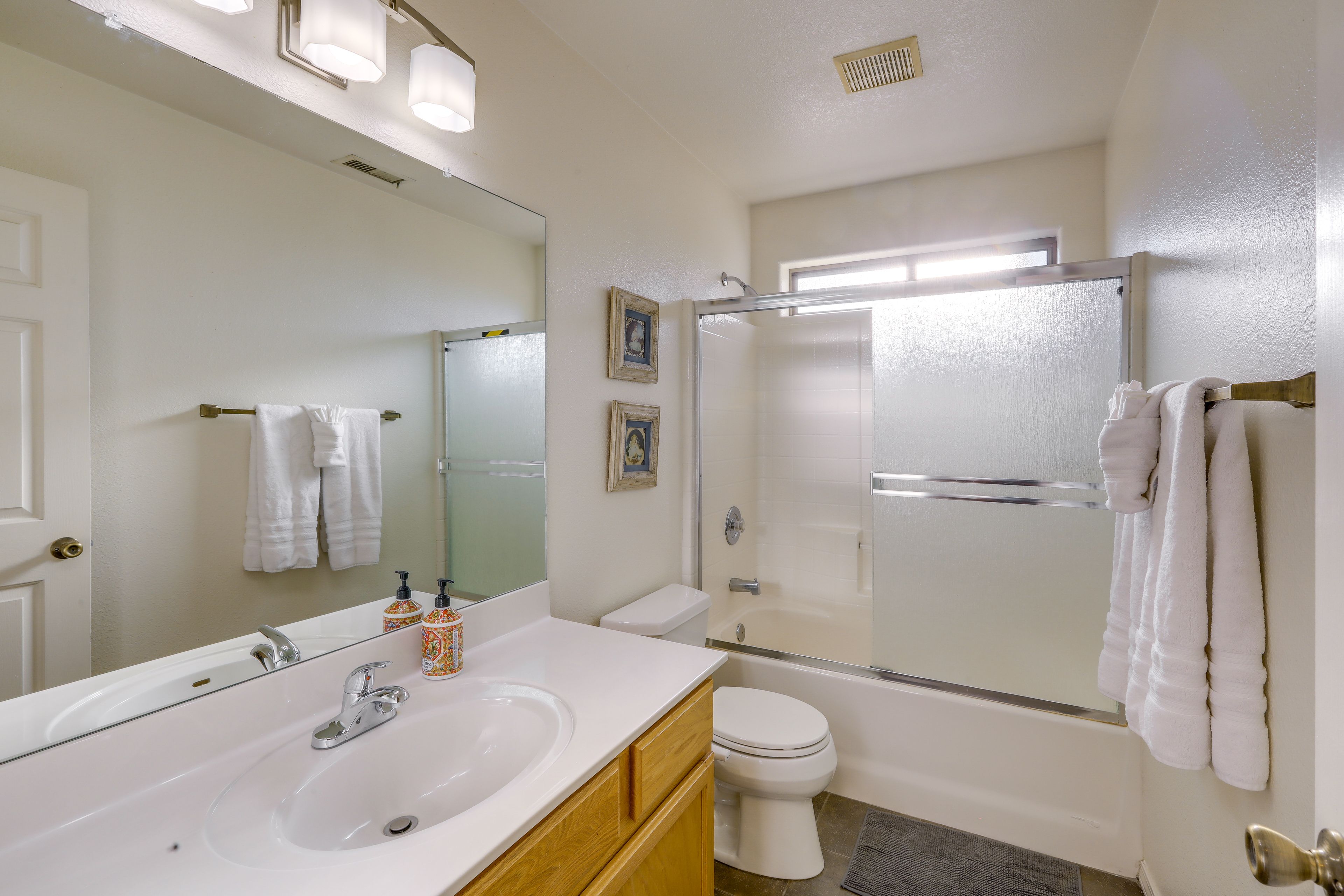 Full Bathroom | 2nd Floor | Complimentary Toiletries | Hair Dryer