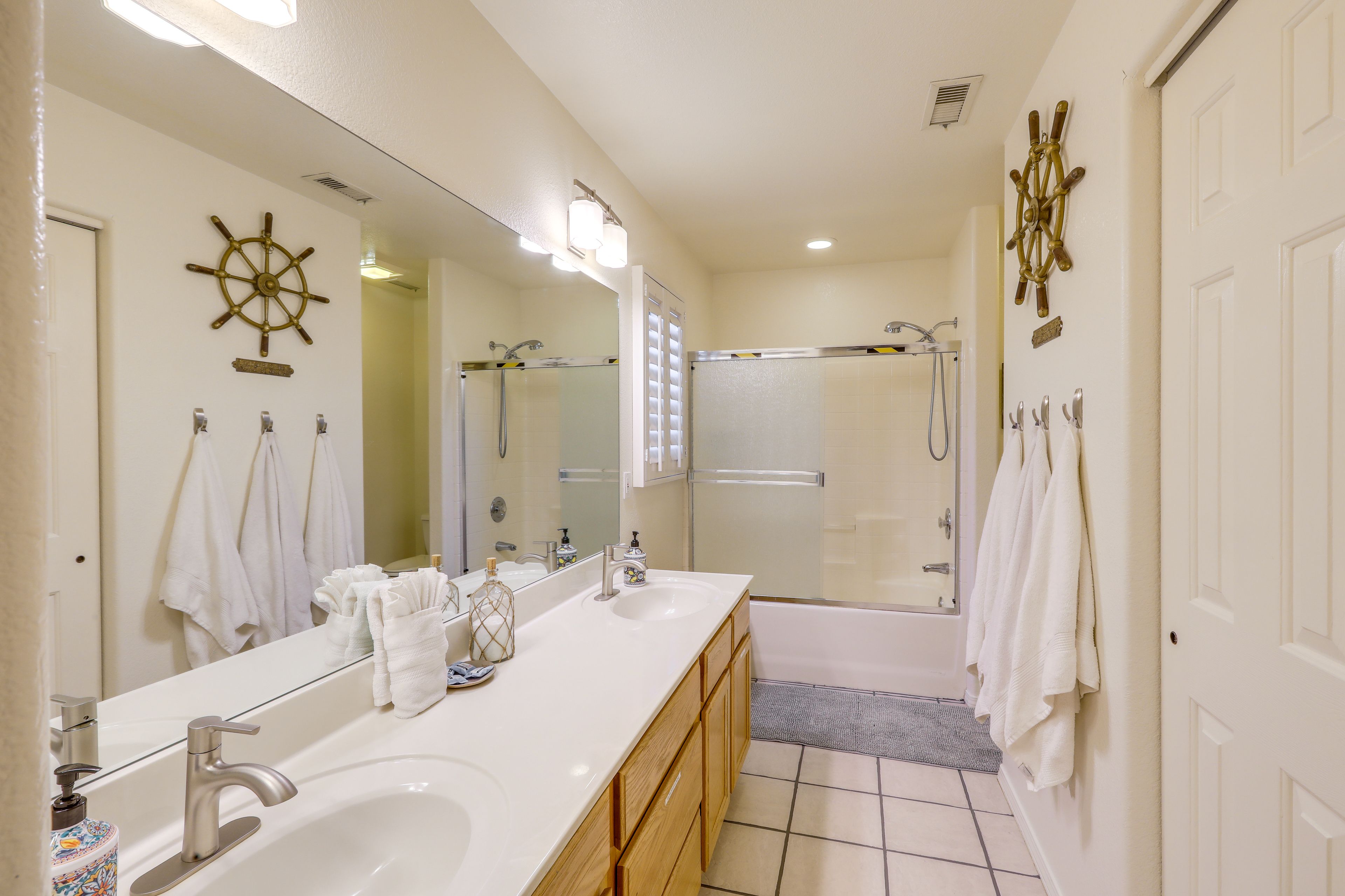 Full Bathroom | 1st Floor | Towels Provided