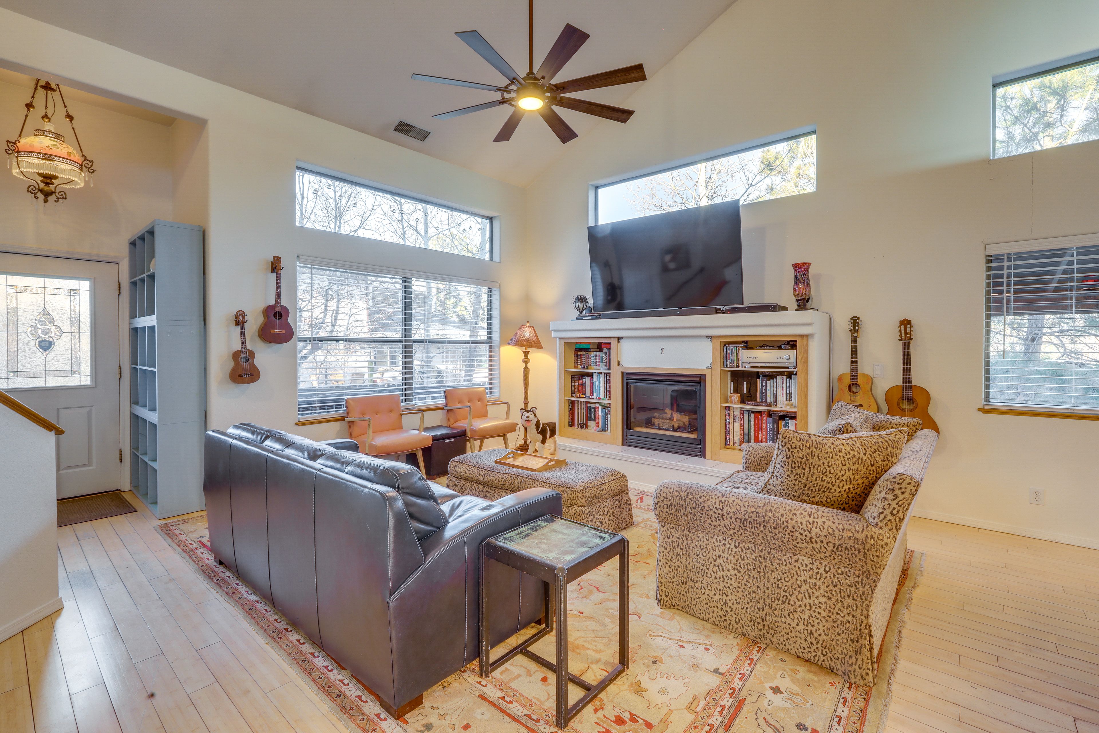 Living Room | 1st Floor | Smart TV | Free WiFi | Gas Fireplace