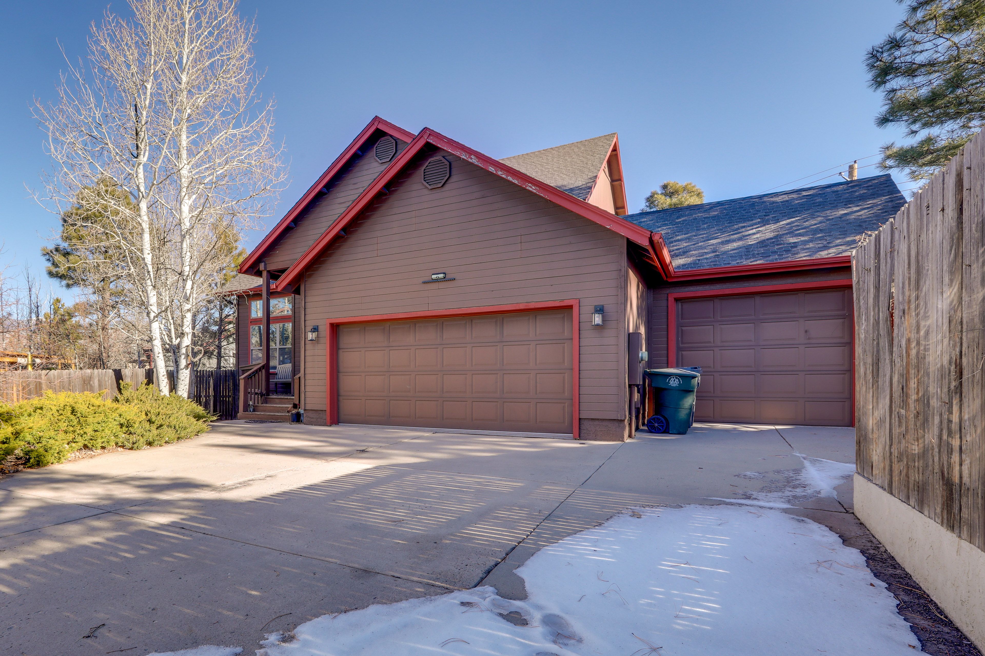 Parking | Driveway (6 Vehicles)