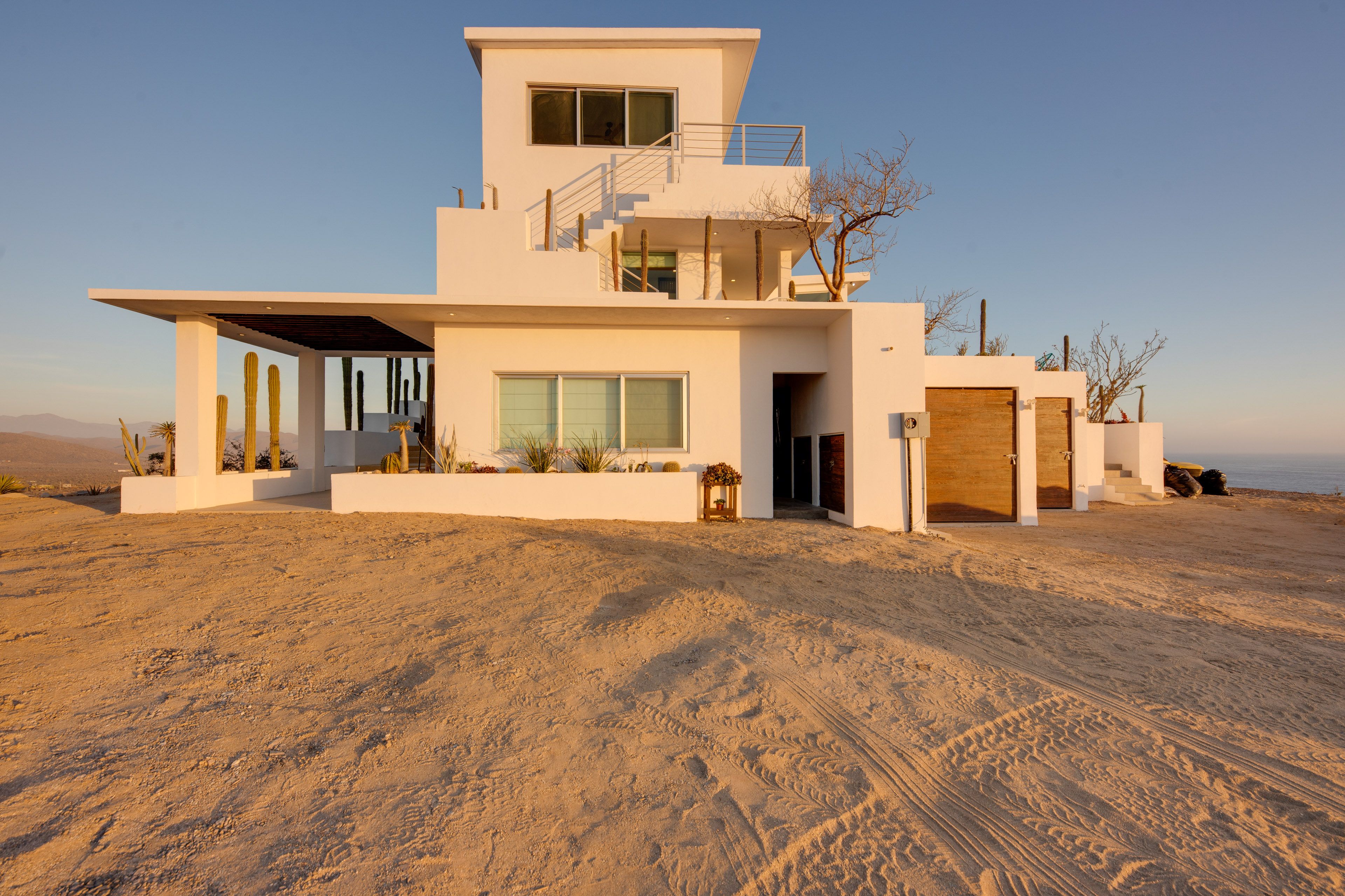 Exterior | Parking | Driveway (3 Vehicles) | 4WD Recommended