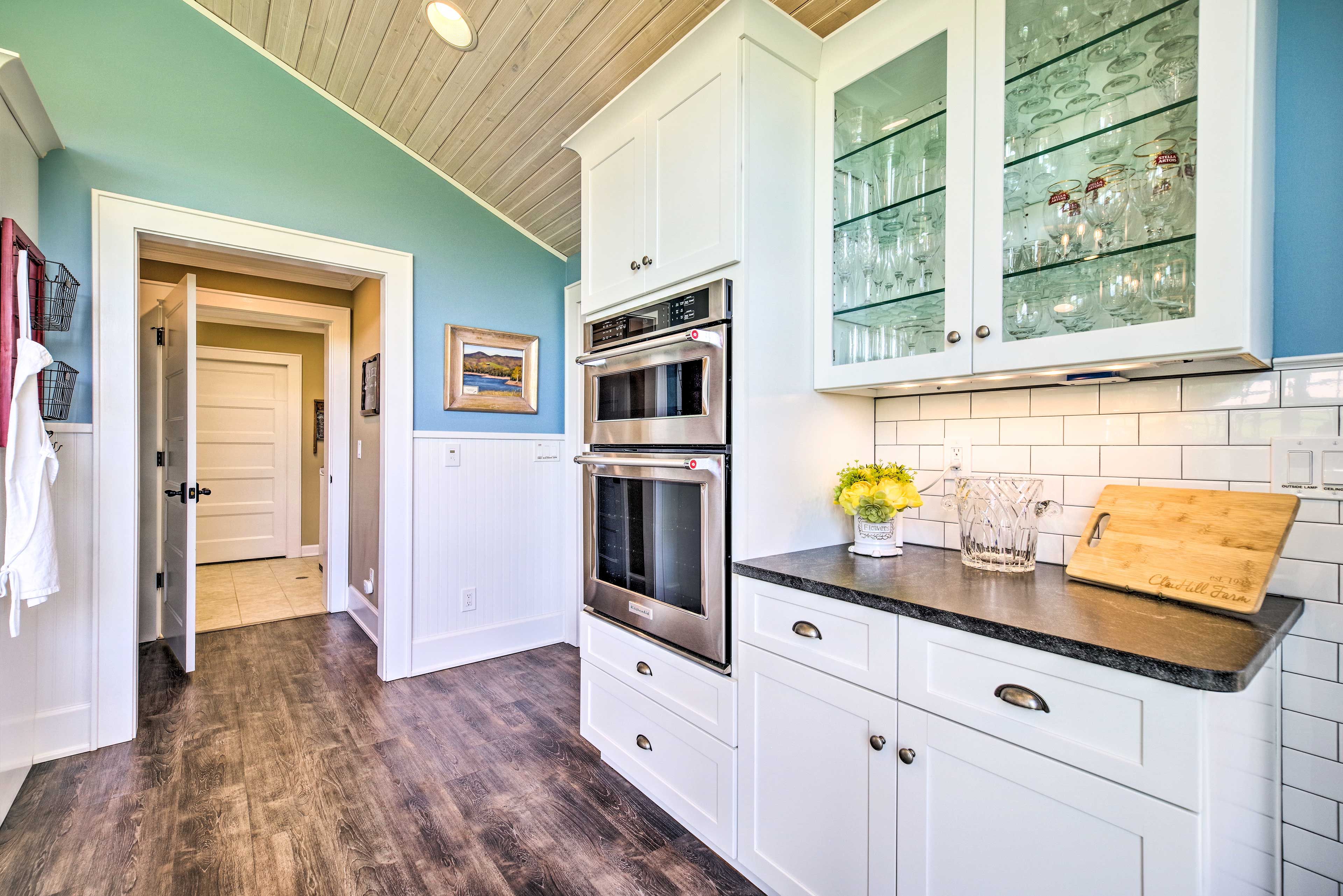 The kitchen is complete with stainless steel applainces.