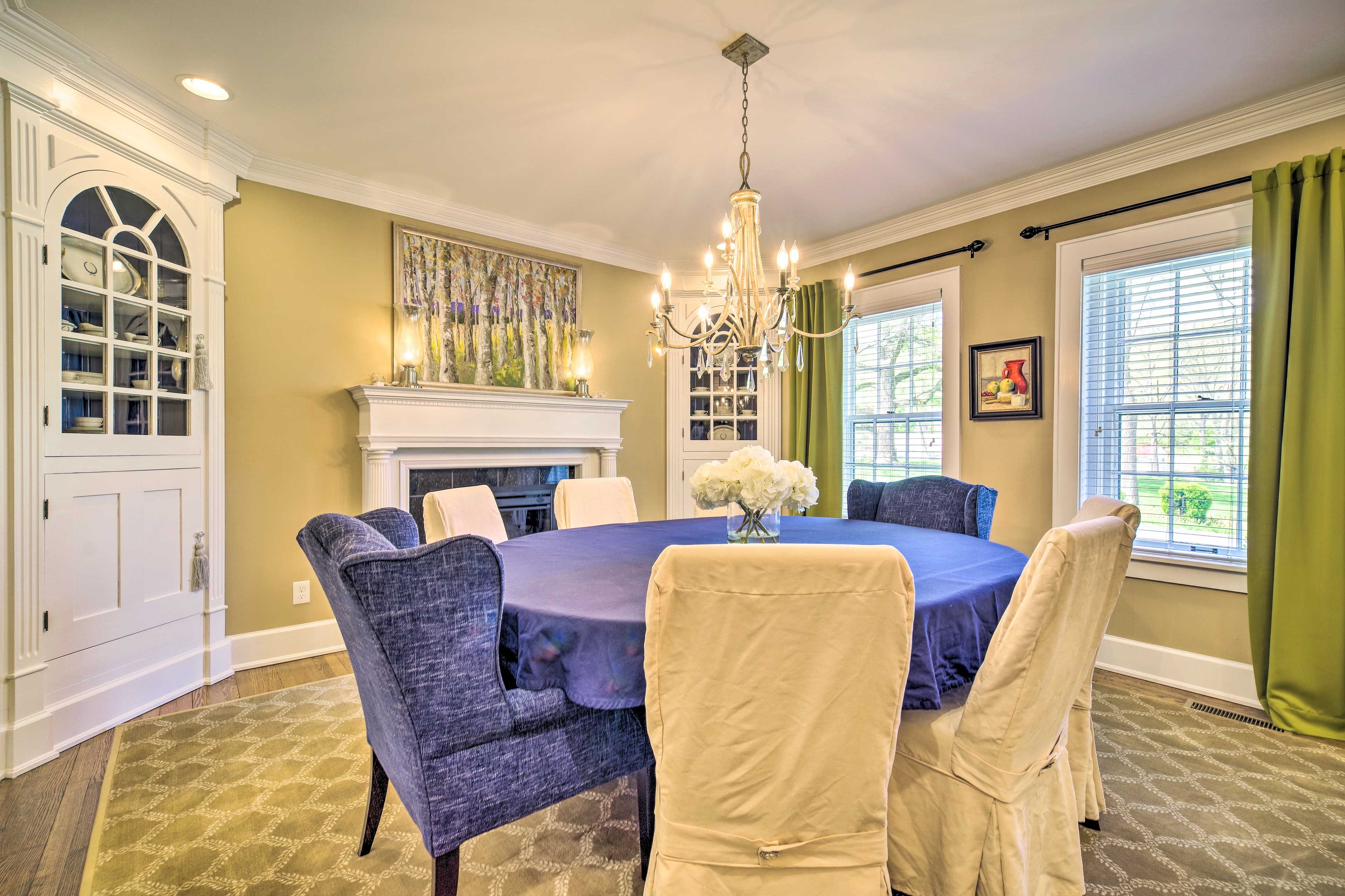 Set the dining table for dinner.