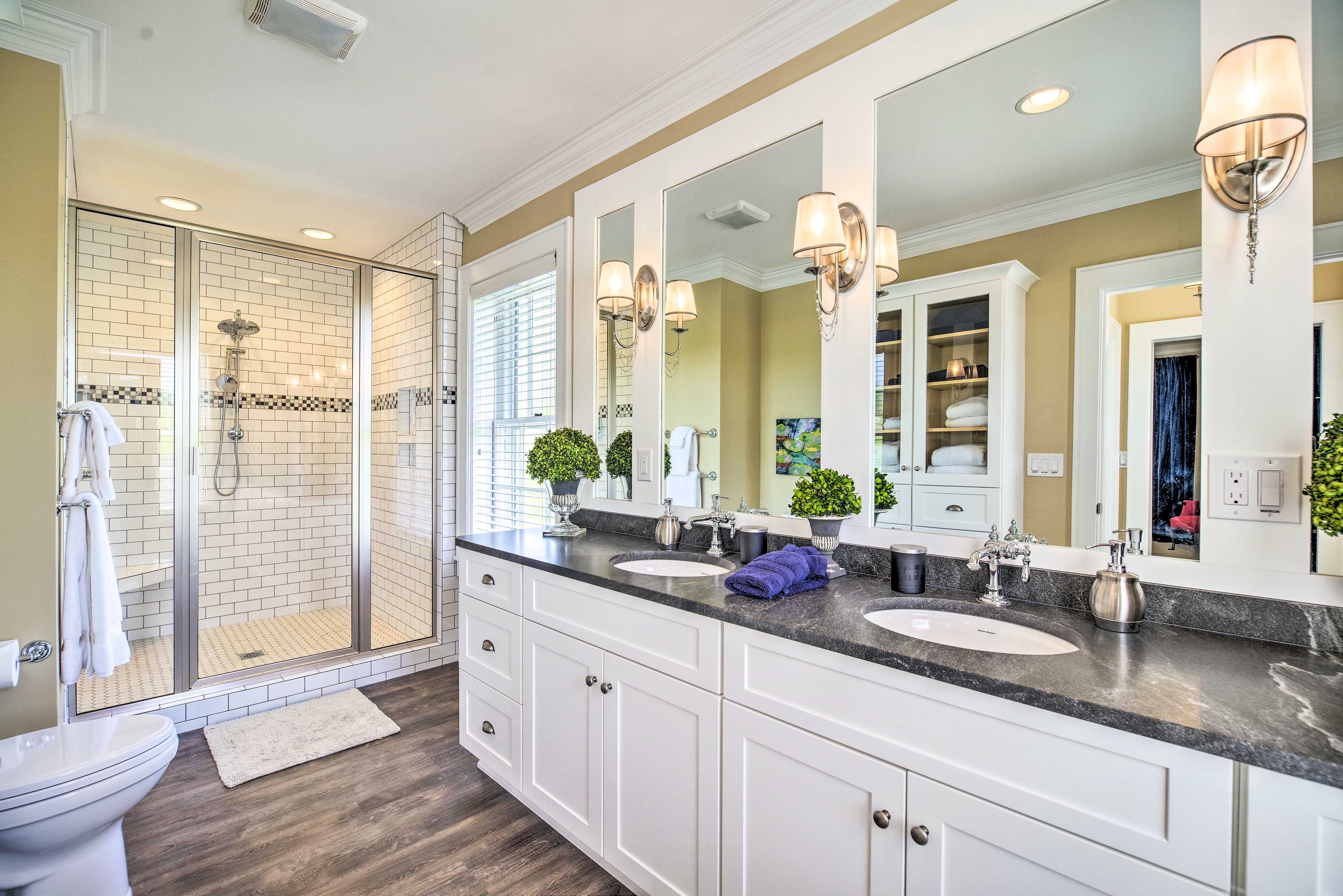 The en-suite bathroom has space for 2.