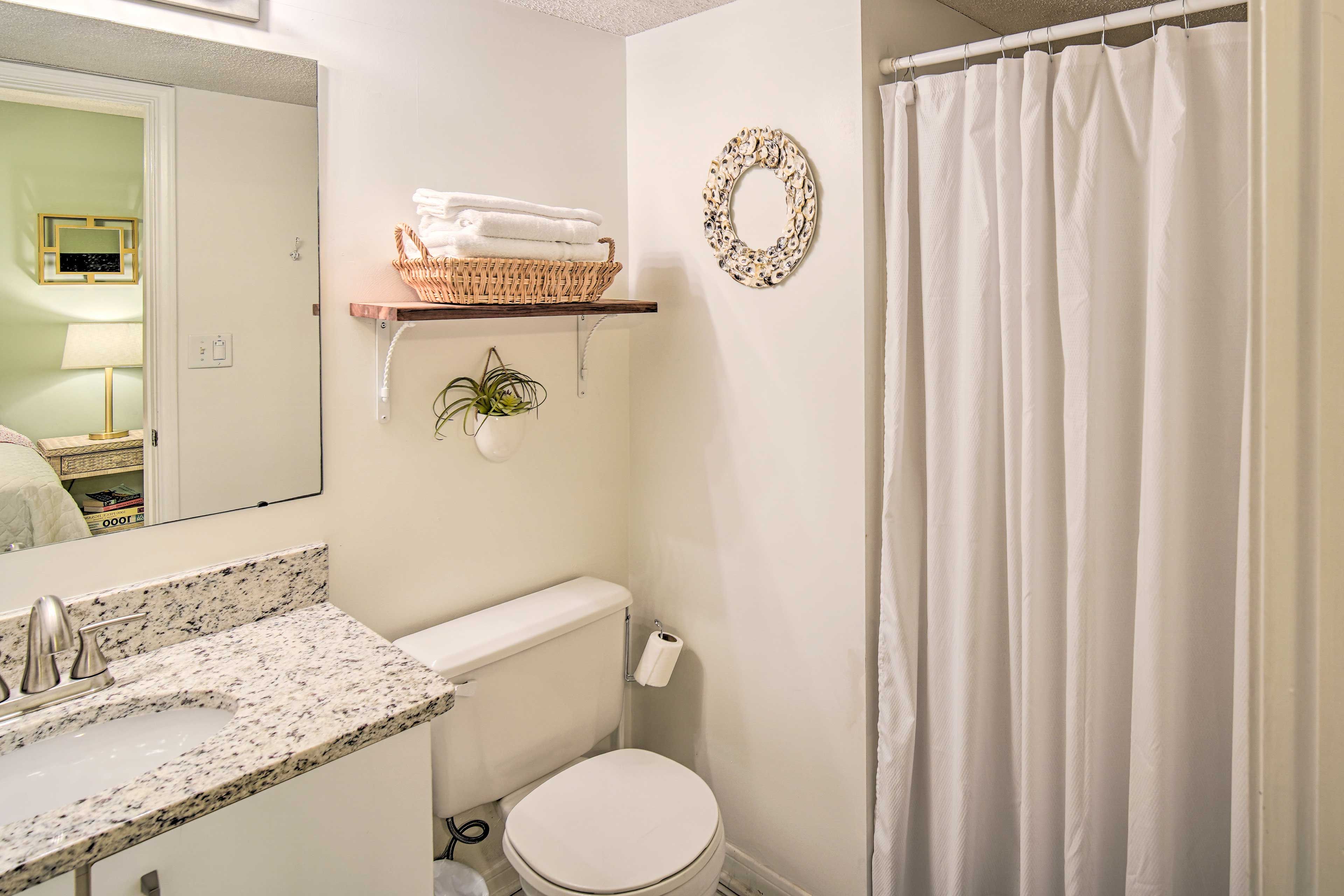Full Bathroom 2 | Towels Provided
