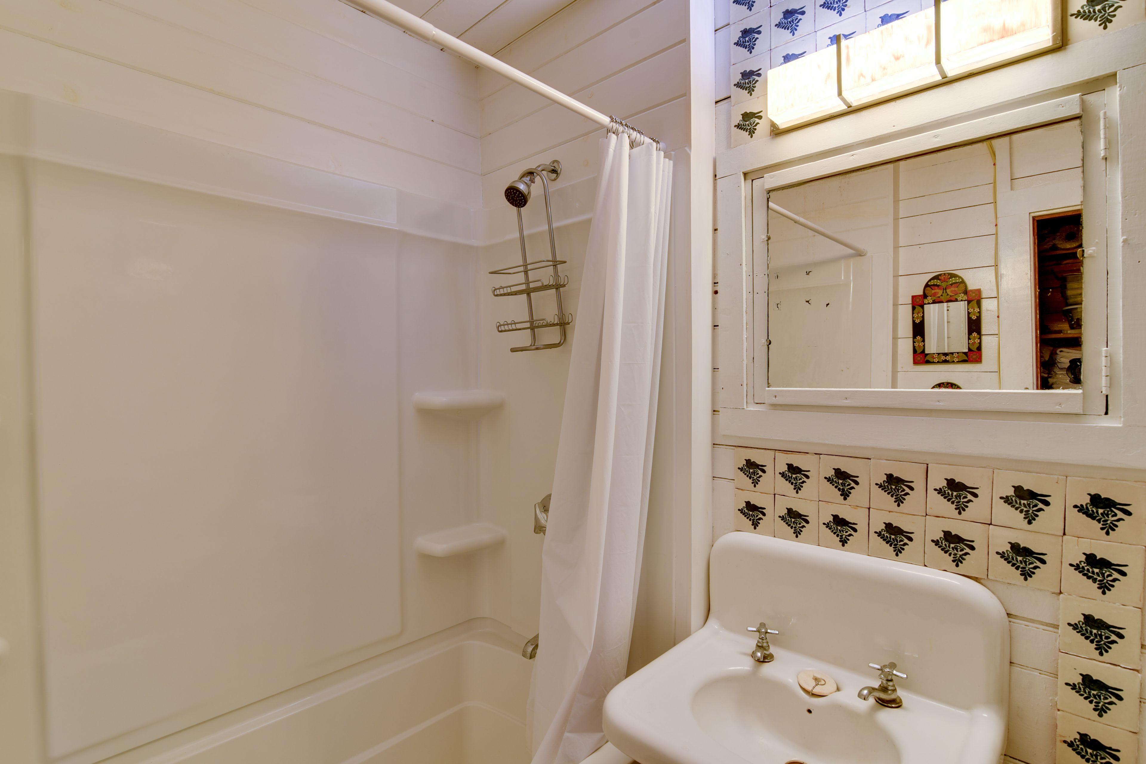 Full Bathroom | Towels Provided