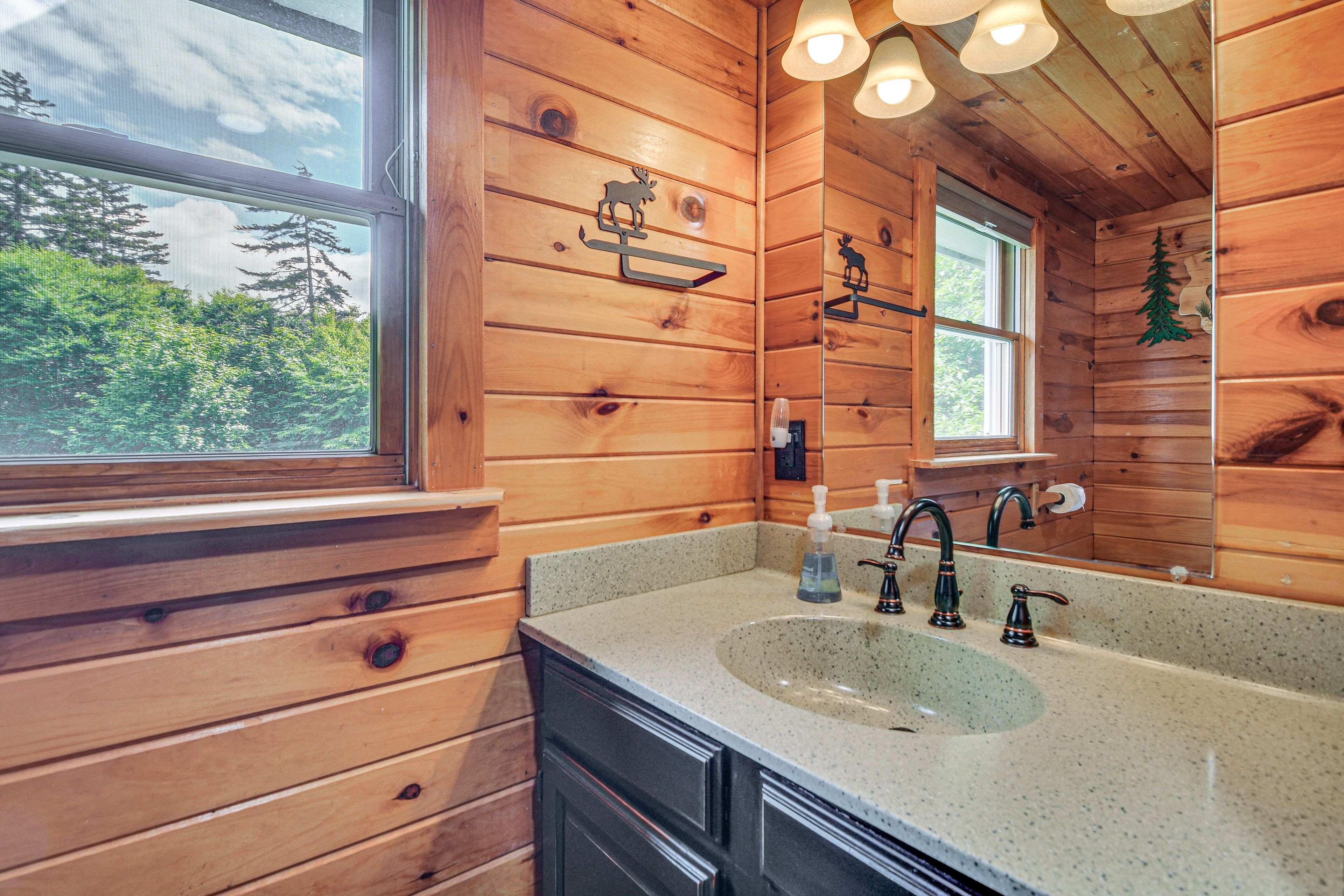 Full Bathroom | Upper Level | Complimentary Toiletries