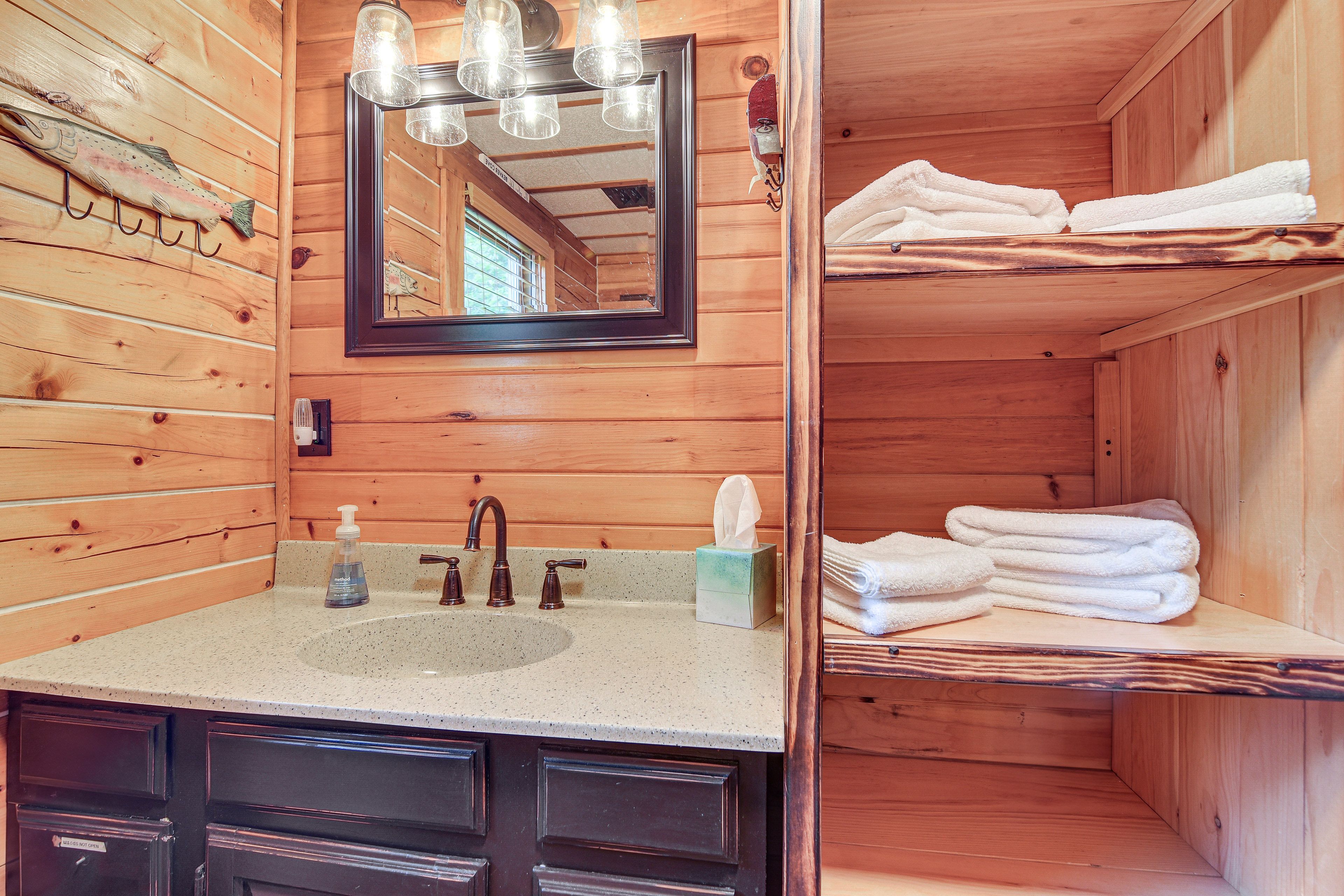Full Bathroom | Main Level | Towels Provided