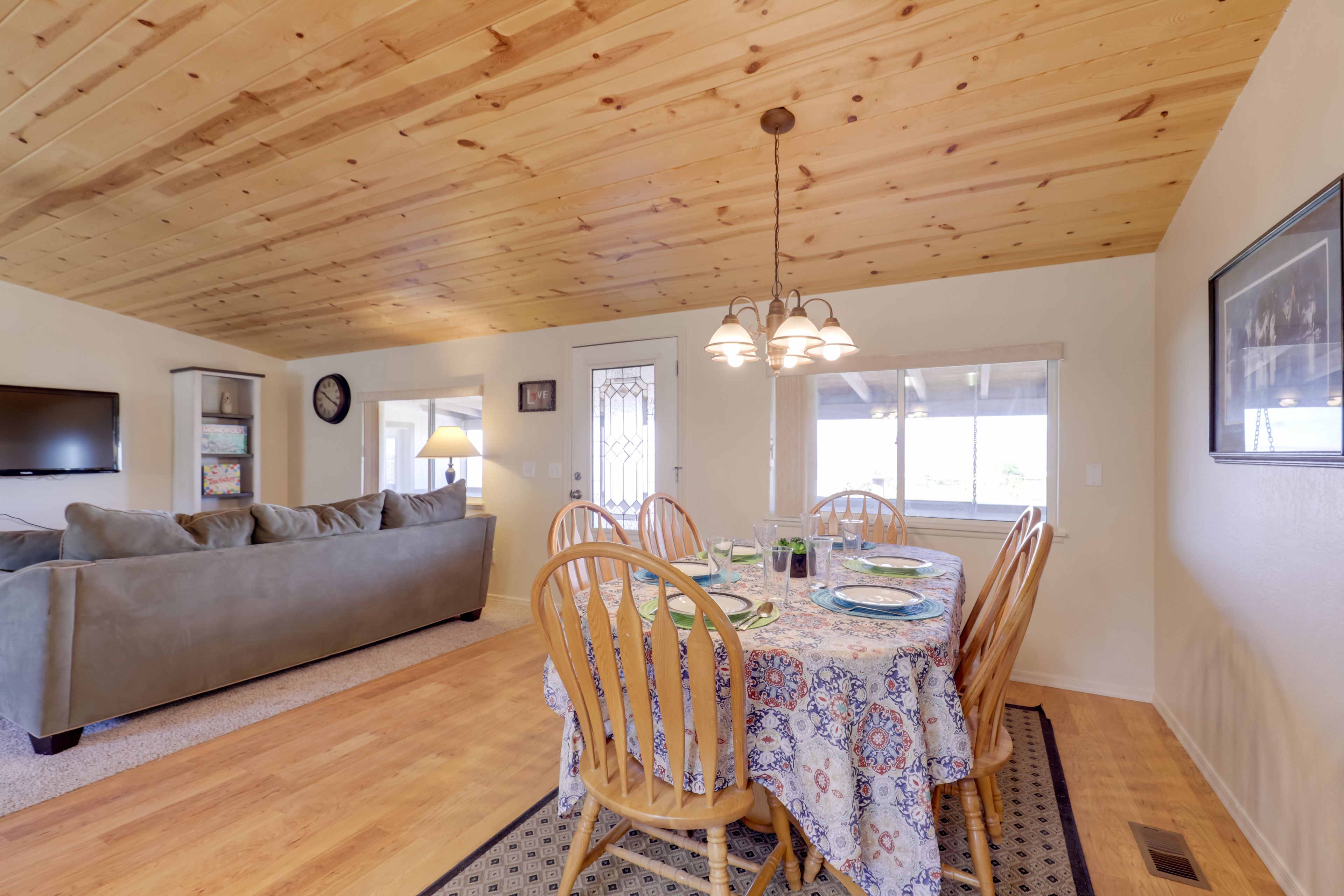 Dining Area | Dishware & Flatware
