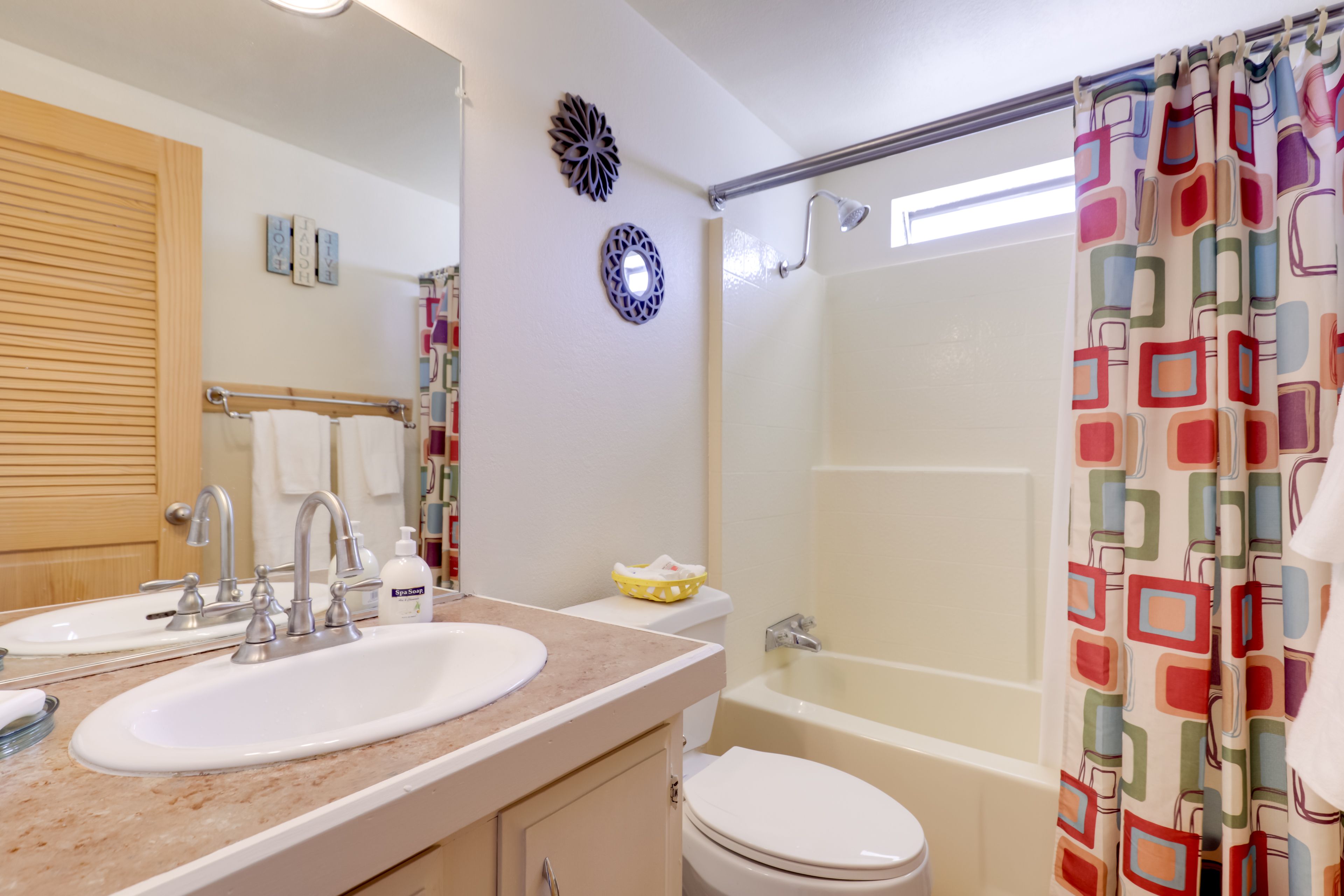 Full Bathroom | Complimentary Toiletries