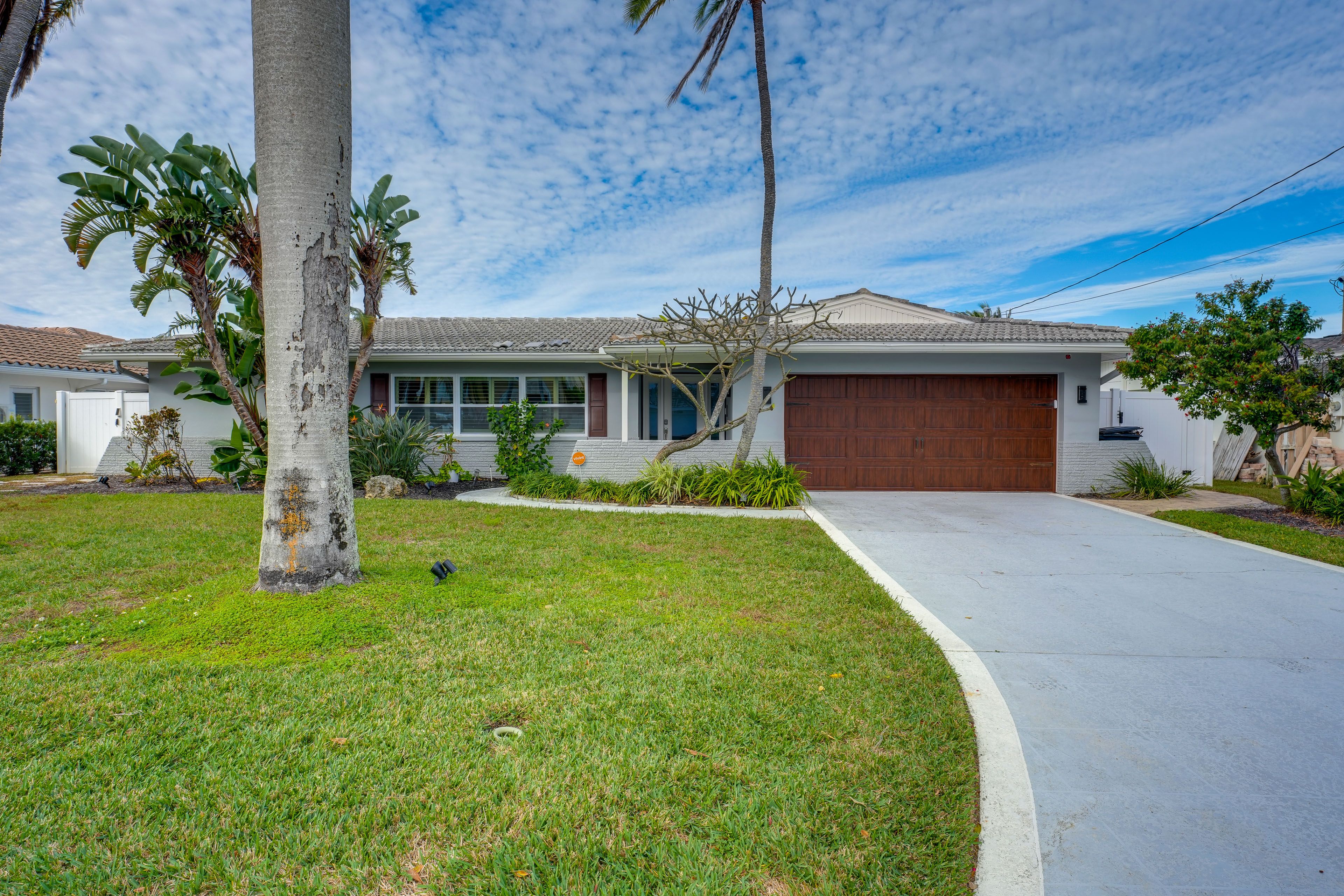 Parking | Driveway (4 Vehicles) | Garage (1 Vehicle)