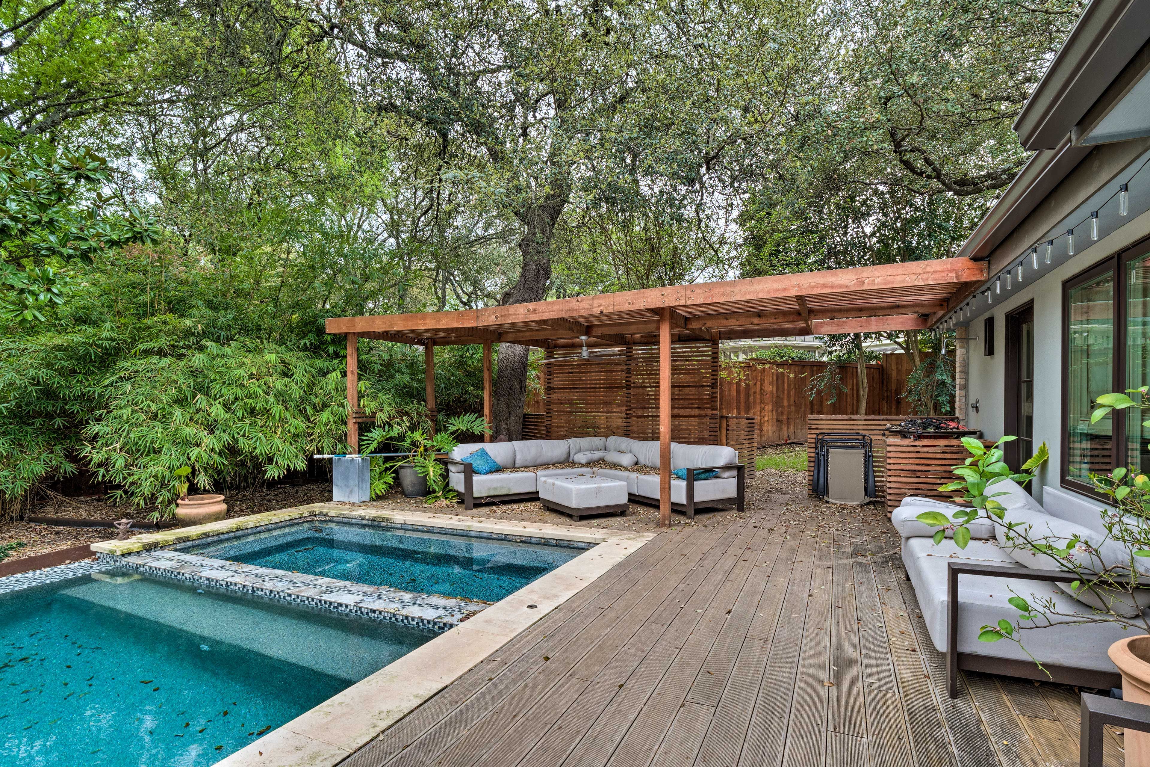 Lounge under the shady pergola.