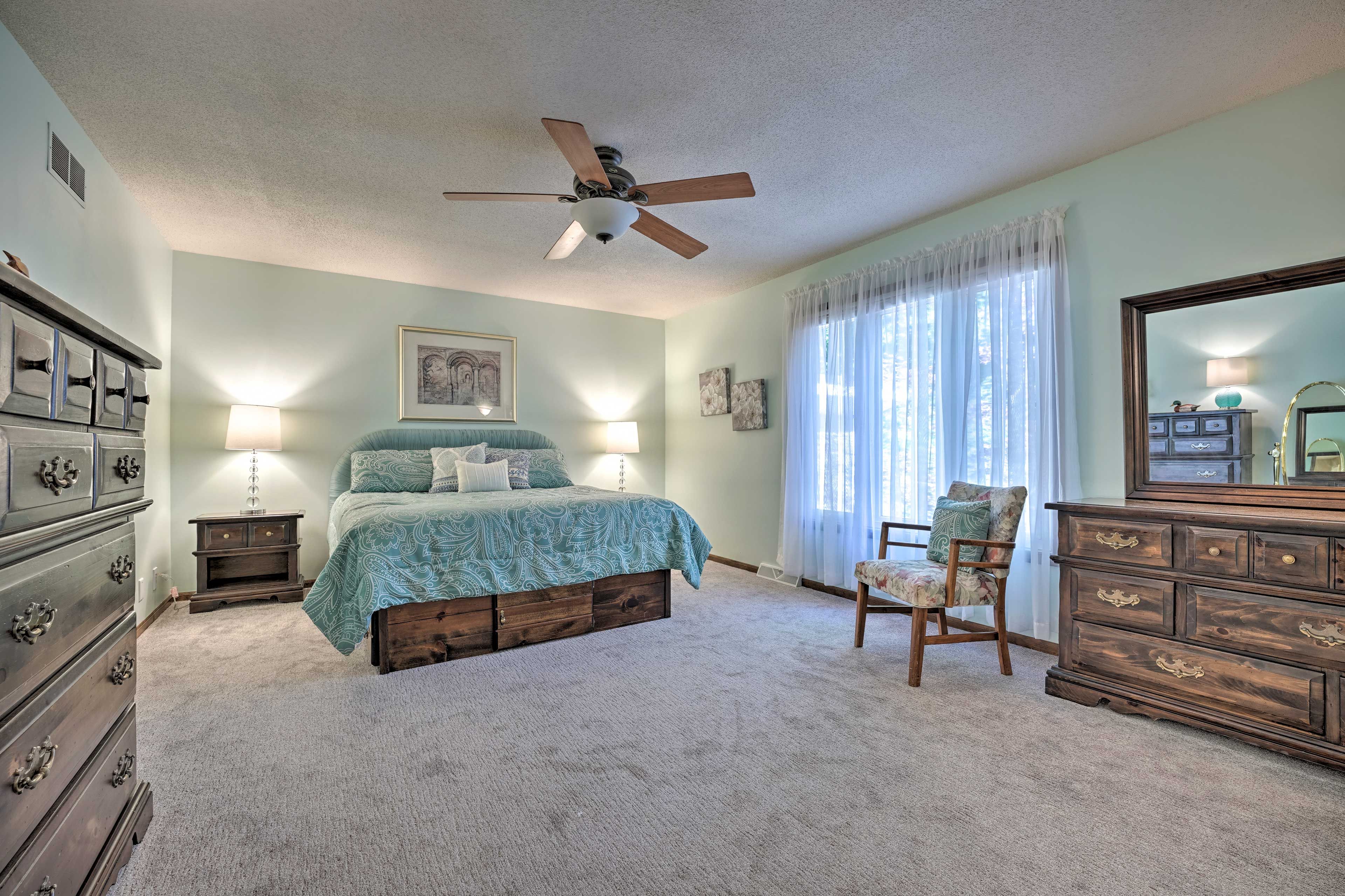 Main Bedroom | King Bed | Linens Provided