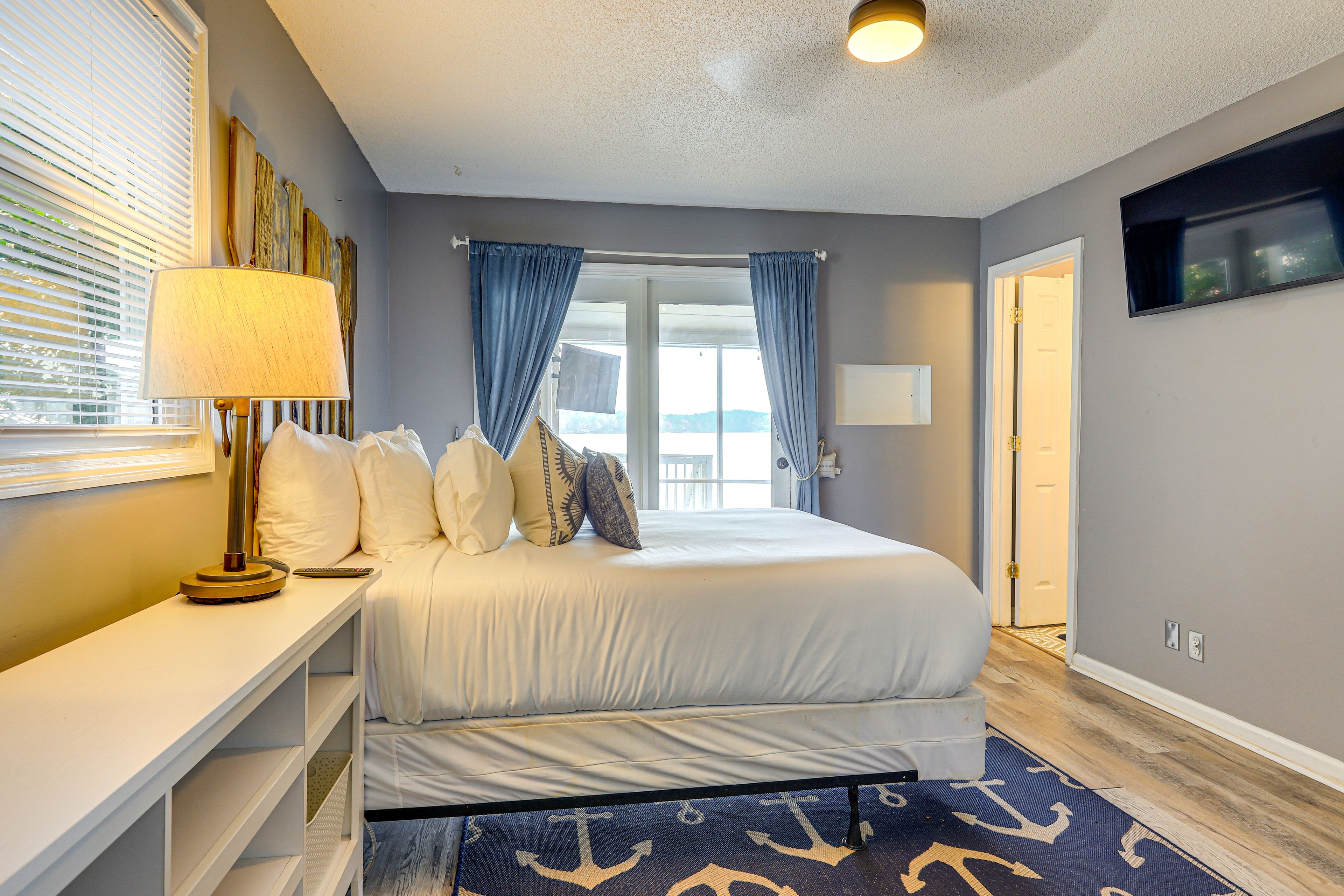 Bedroom 1 | Queen Bed