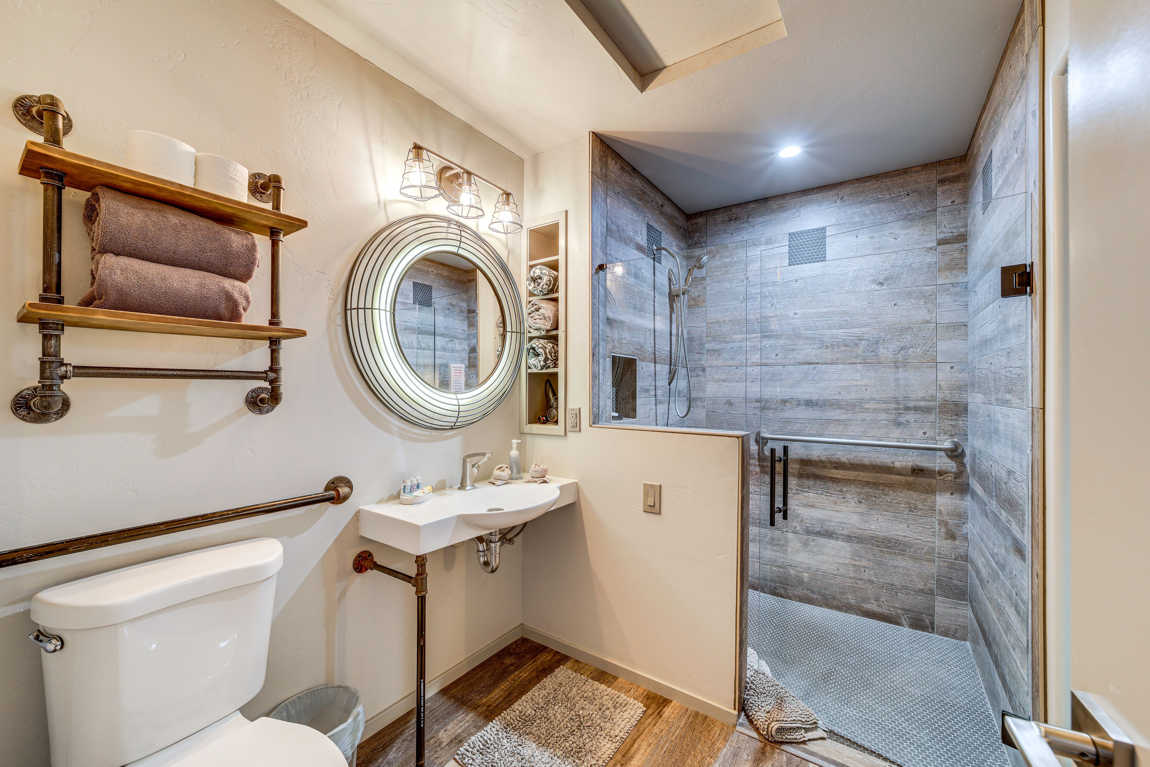 Full Bathroom | Complimentary Toiletries | Hair Dryer