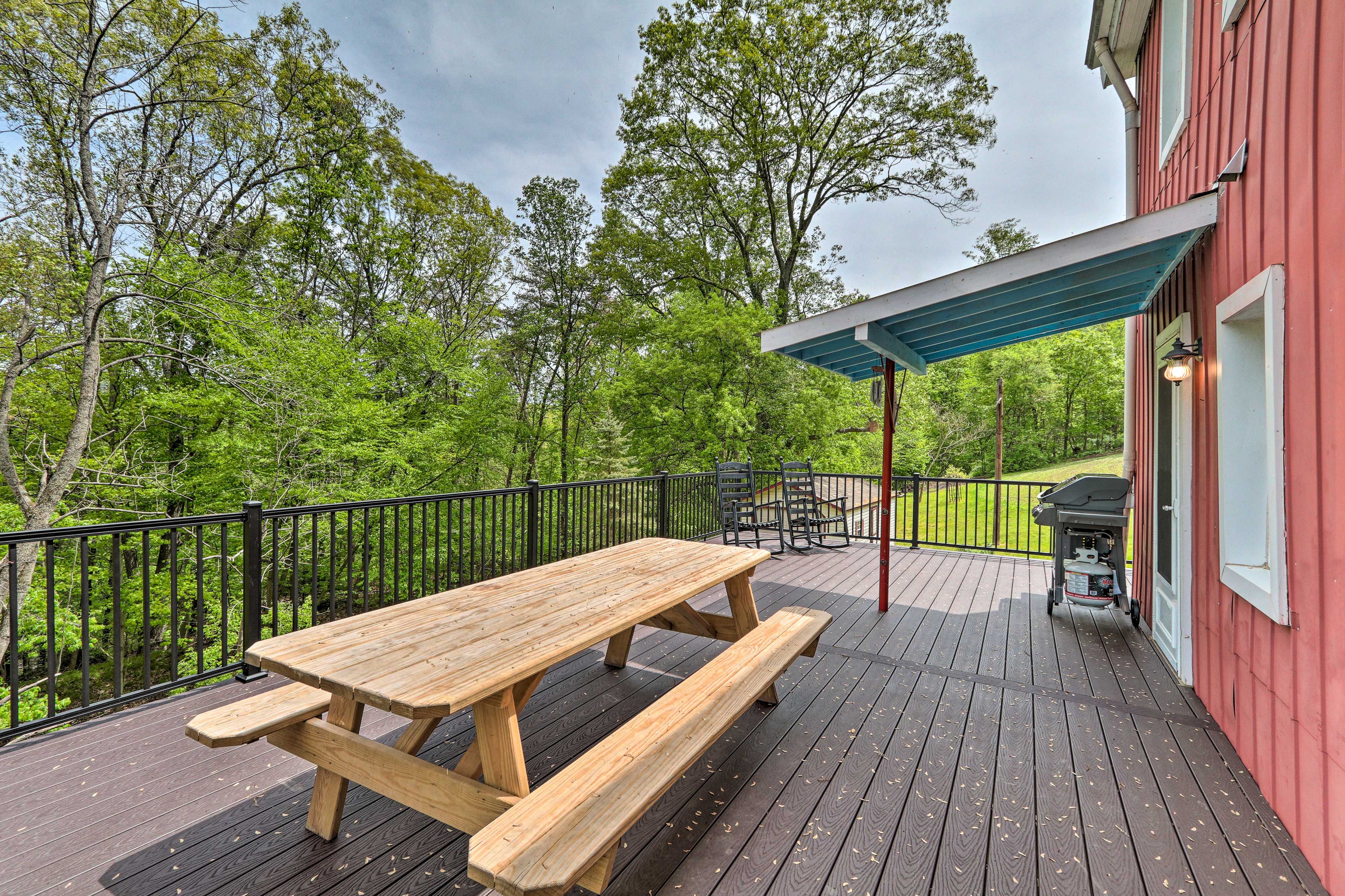 Deck | Gas Grill | Outdoor Dining