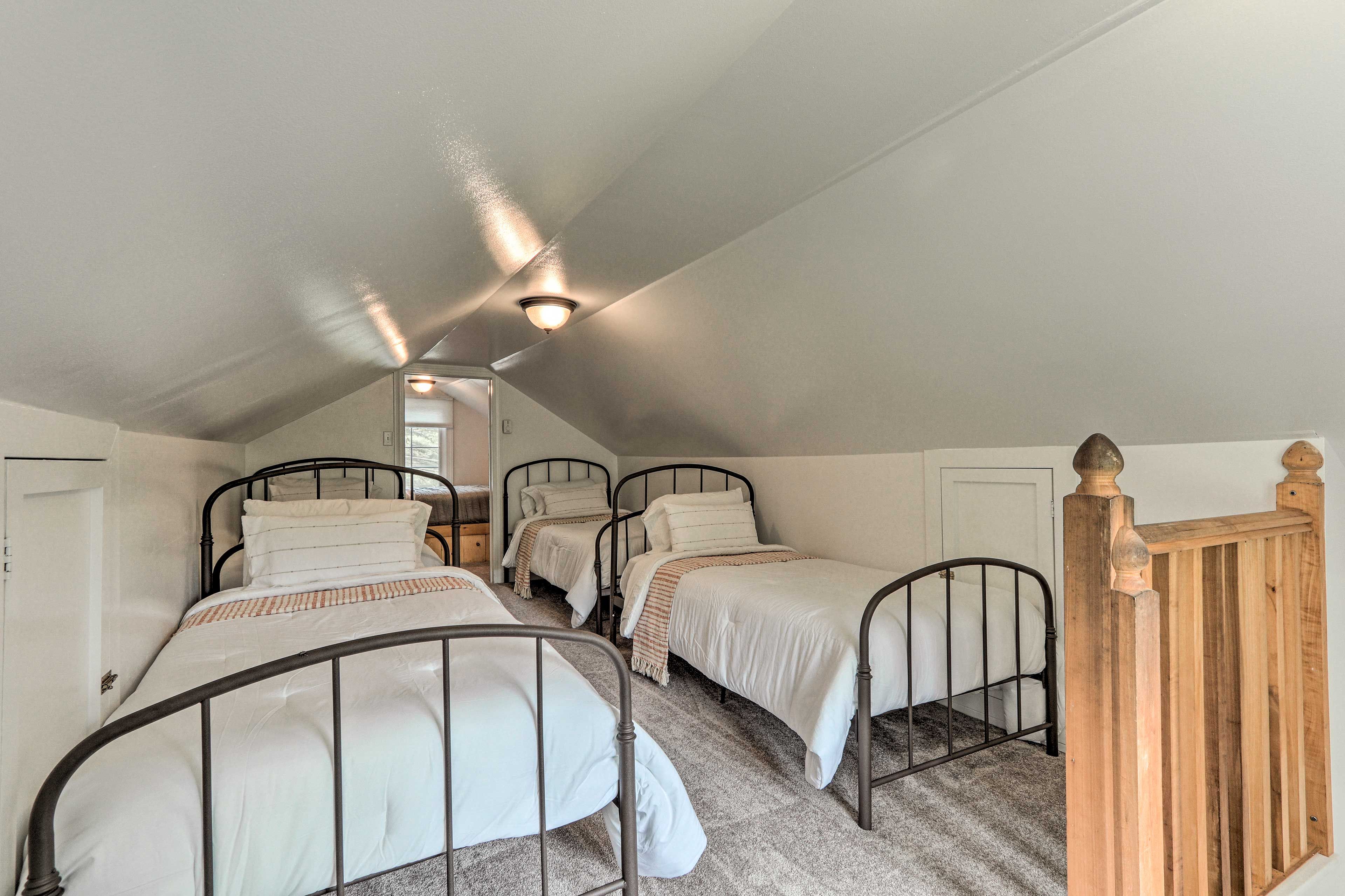 Loft | Queen Bed | 4 Twin Beds