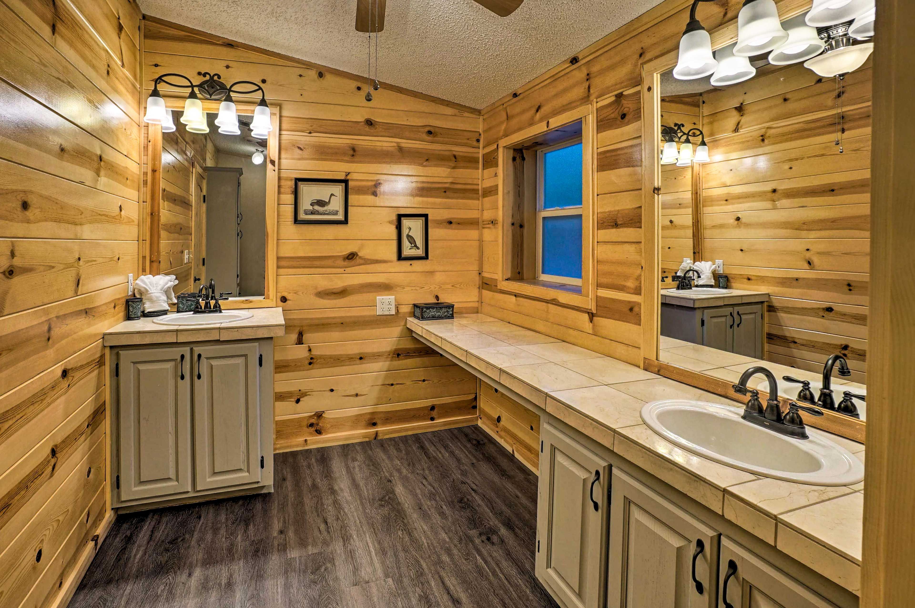 En-Suite Bathroom | Towels Provided