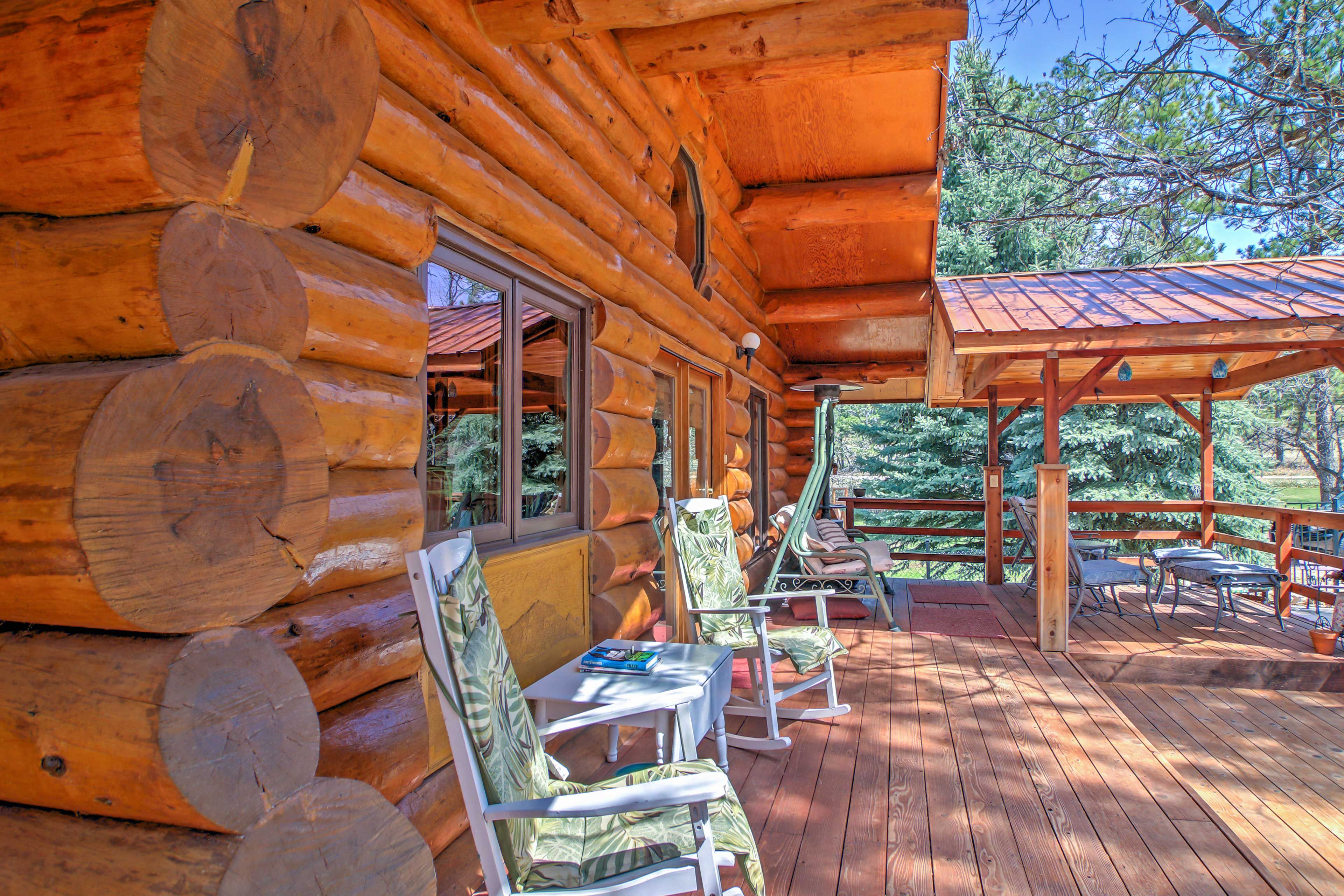 Enjoy relaxing on the porch of this 3-bed, 3-bath vacation rental in Rapid City.