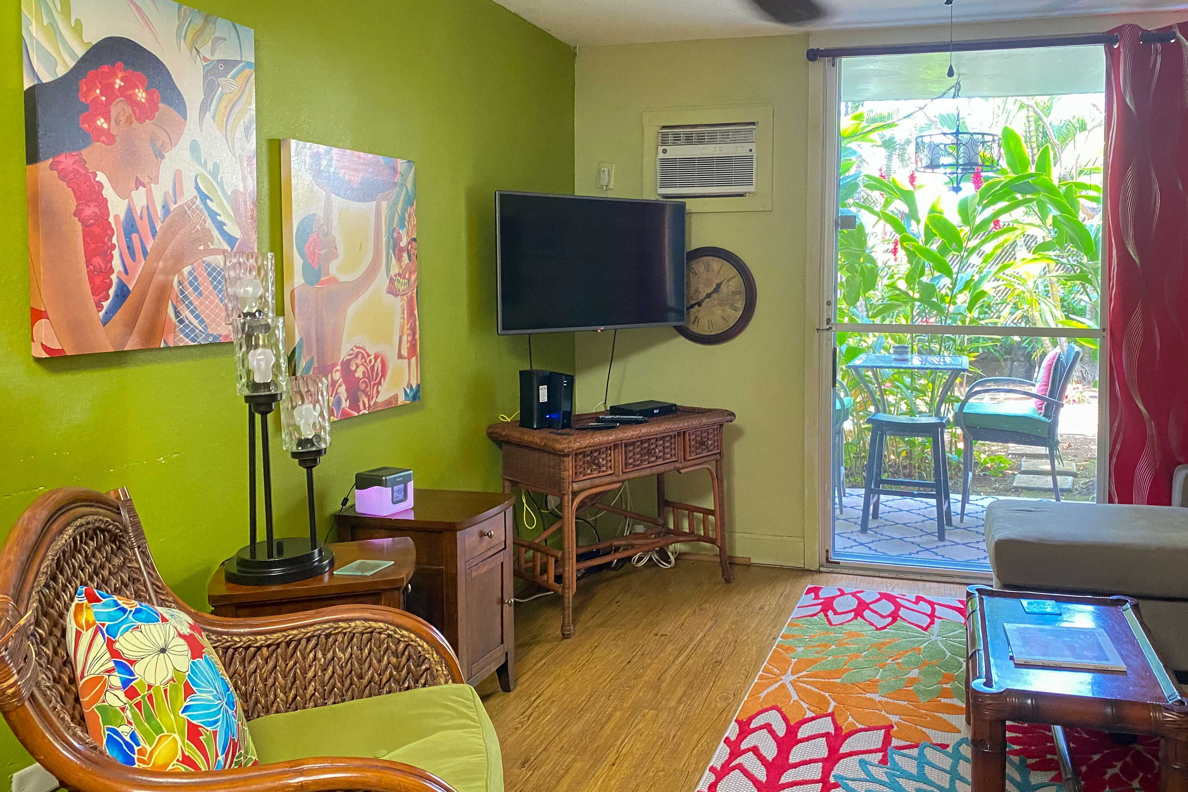 Living Room | Queen Murphy Bed |Central A/C | Free WiFi