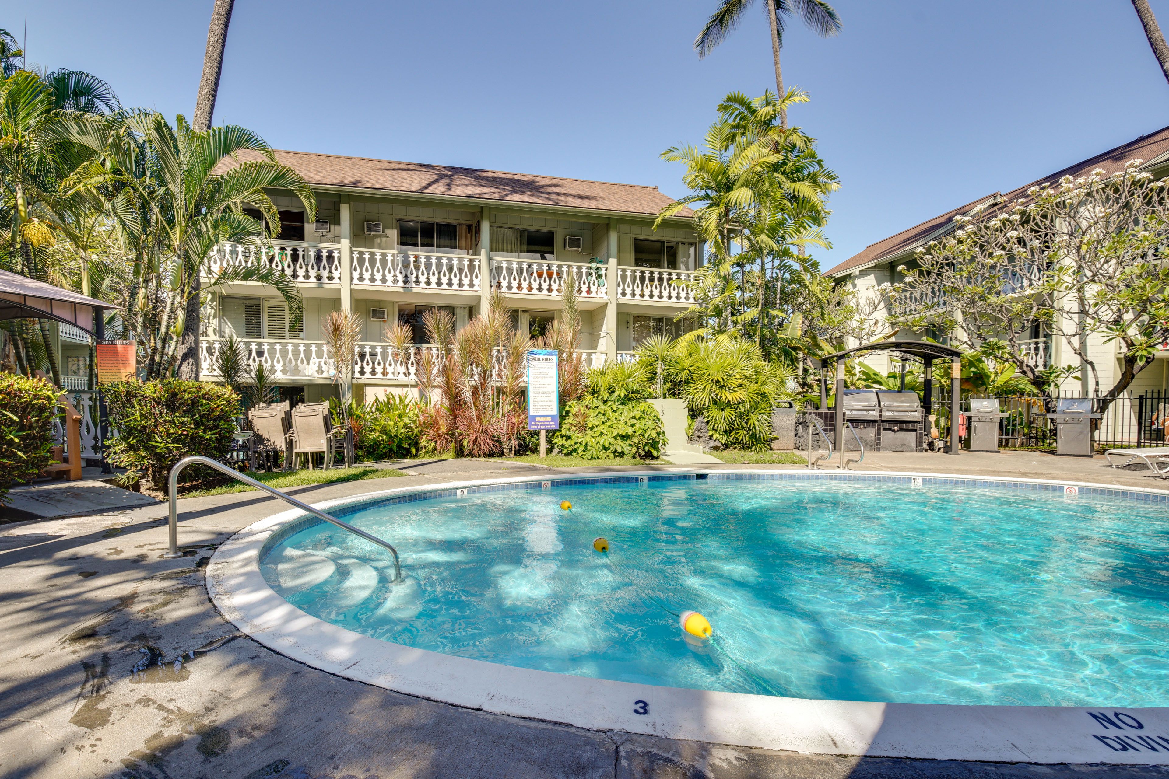 Community Amenities | Outdoor Pool