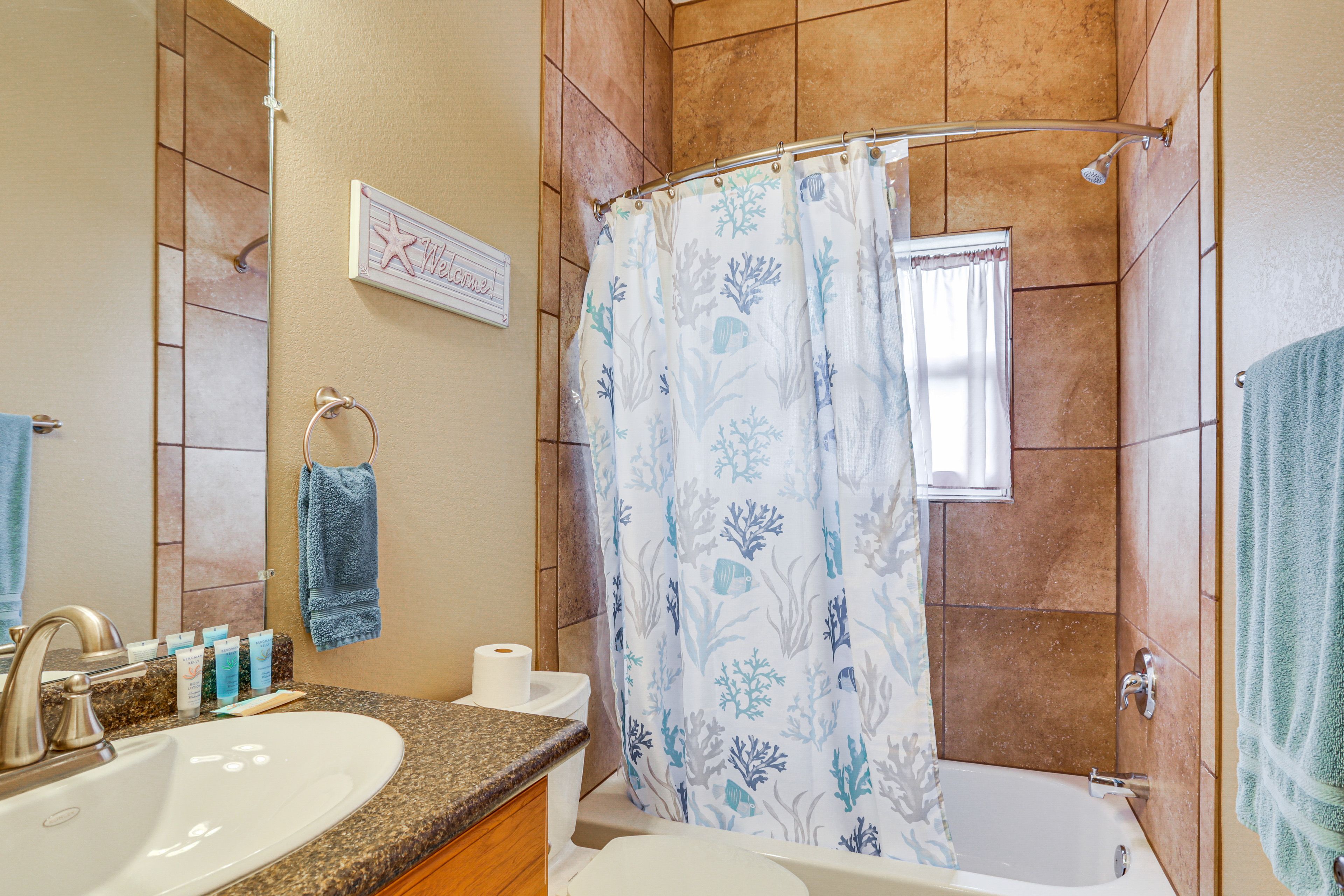 Full Bathroom | Complimentary Toiletries | Hair Dryer