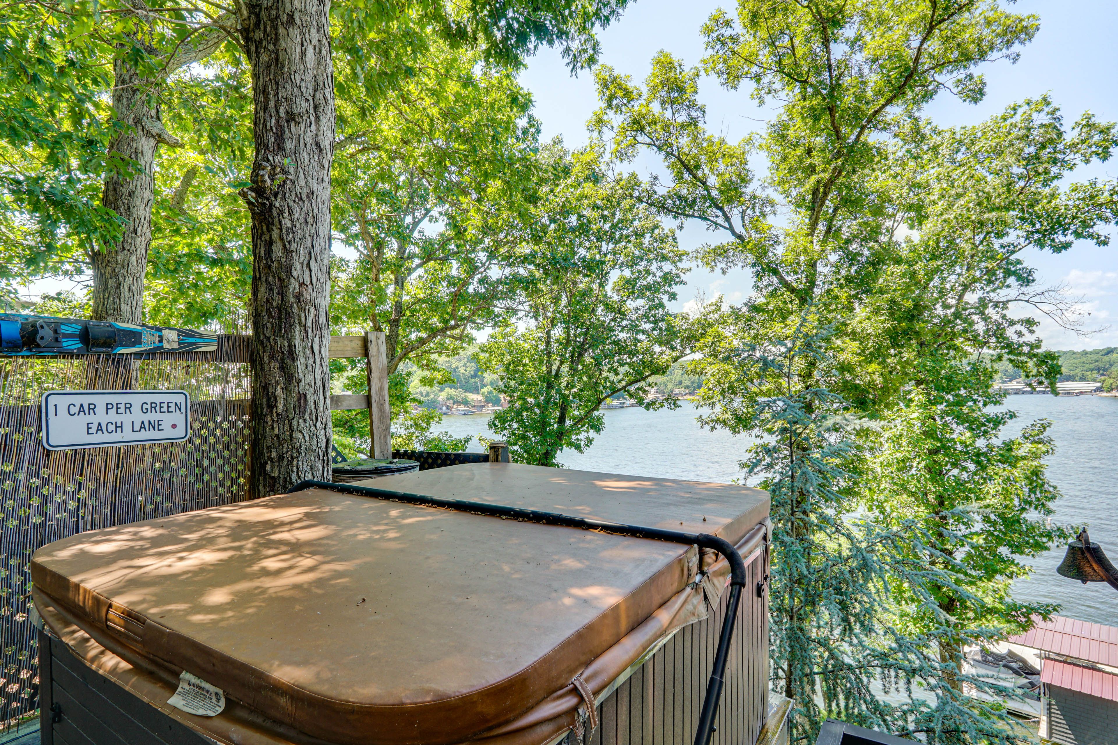 Deck | Hot Tub