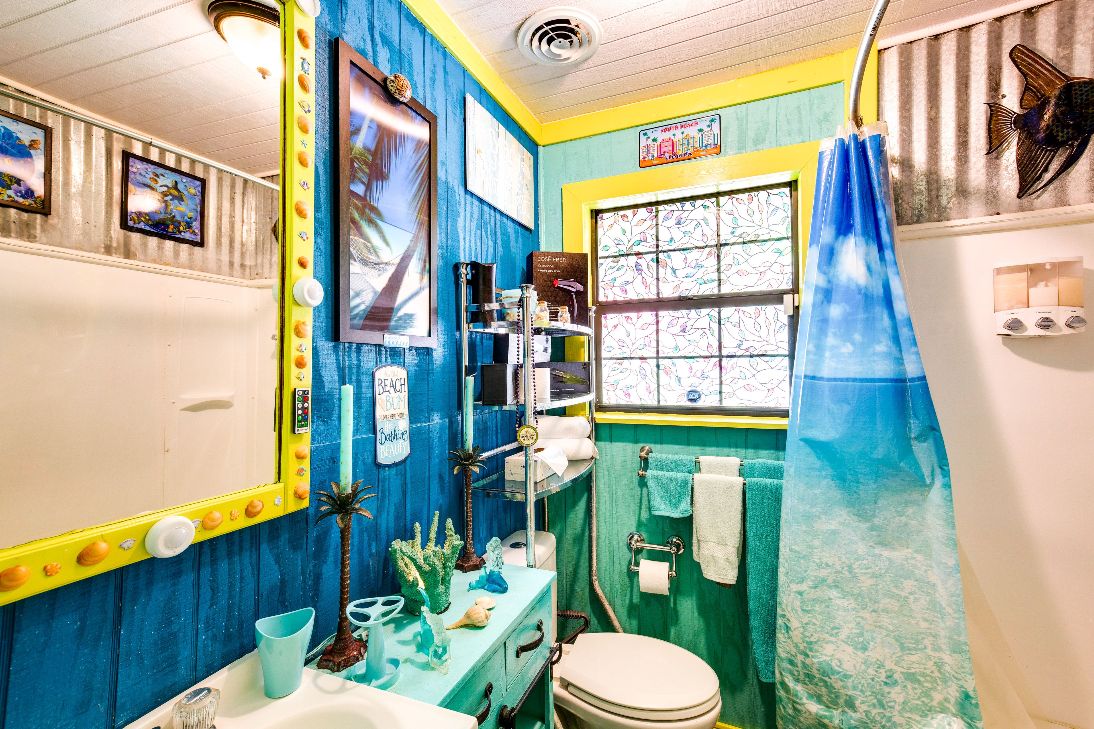 Full Bathroom | Towels Provided