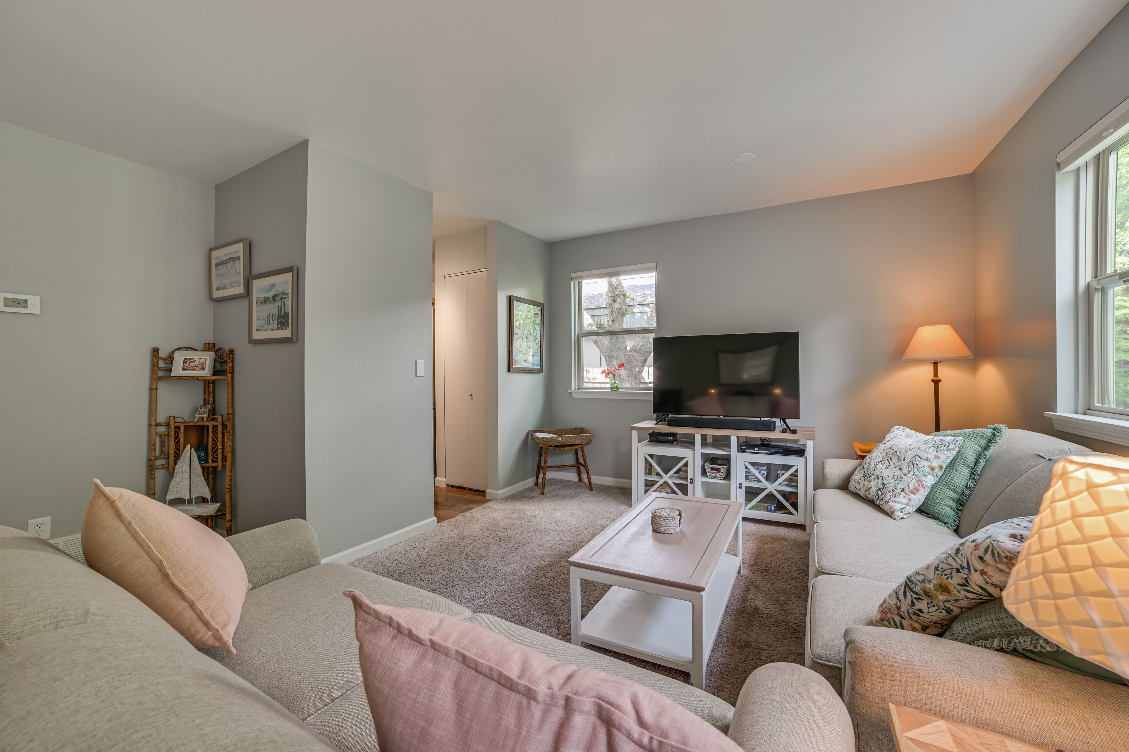 Living Room | Central A/C & Heating | Smart TV | Free WiFi