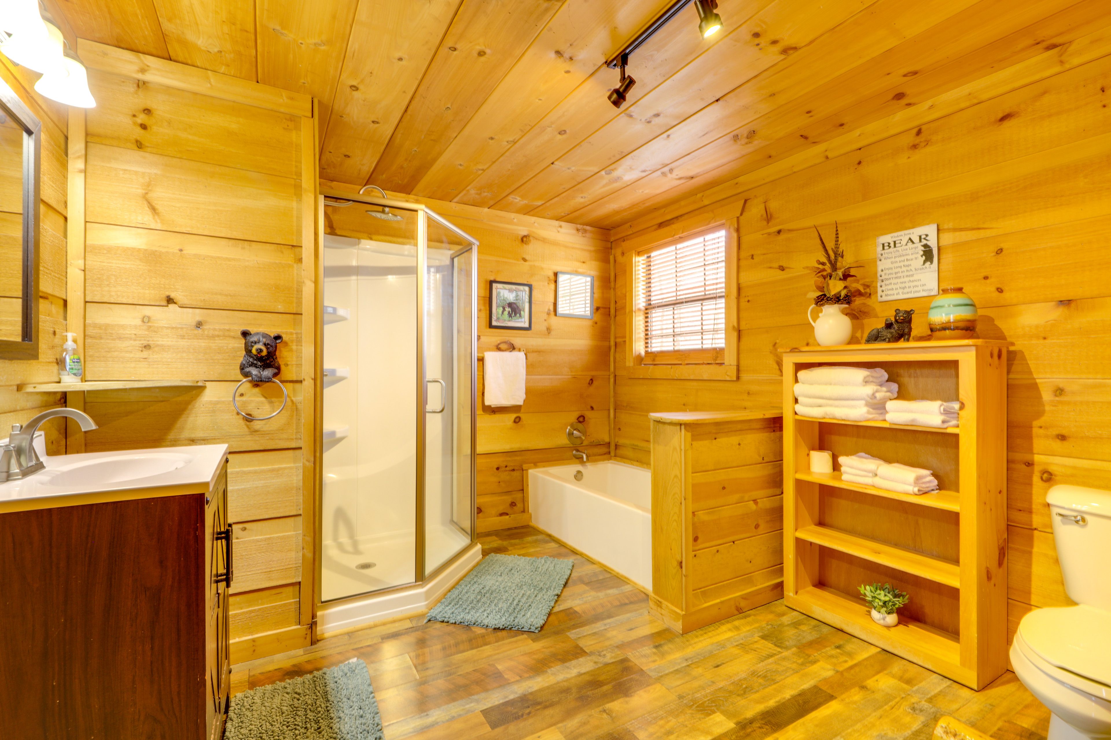 Full Bathroom | Linens & Towels | 1st Floor