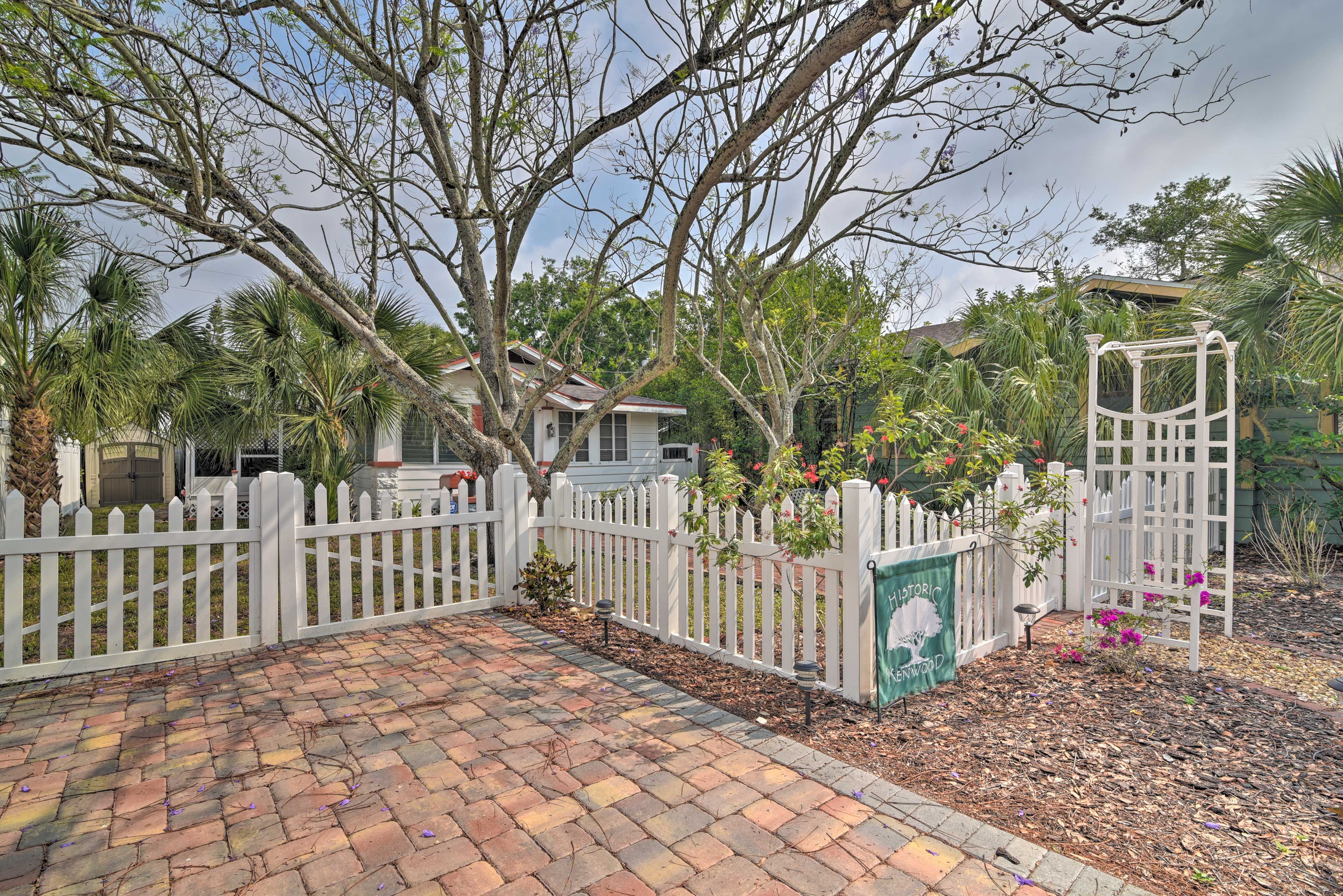 The Florida sun awaits you and your crew at this charming cottage!