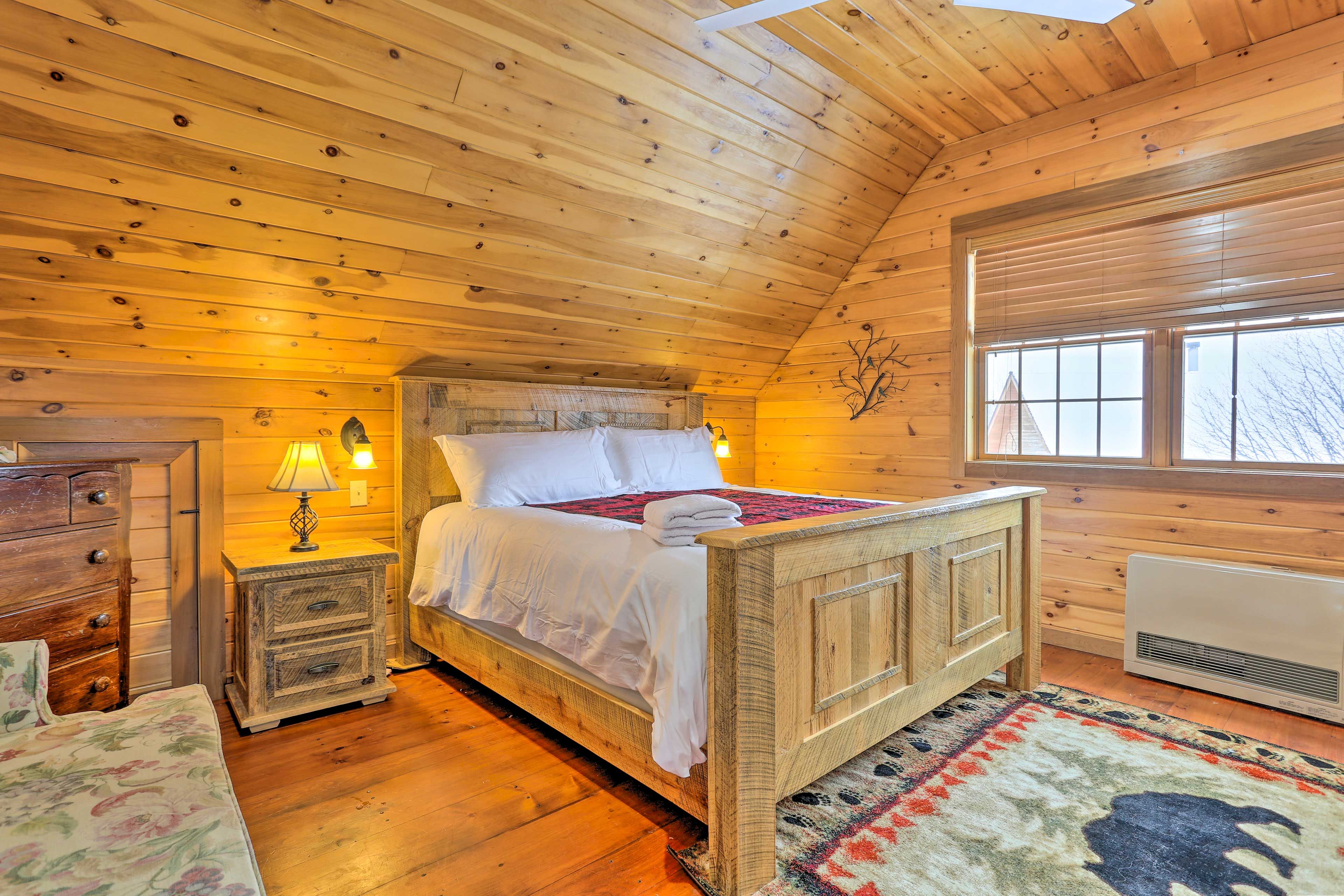 Bedroom 1 | 2nd Floor | King Bed | Smart TV | En-Suite Bathroom