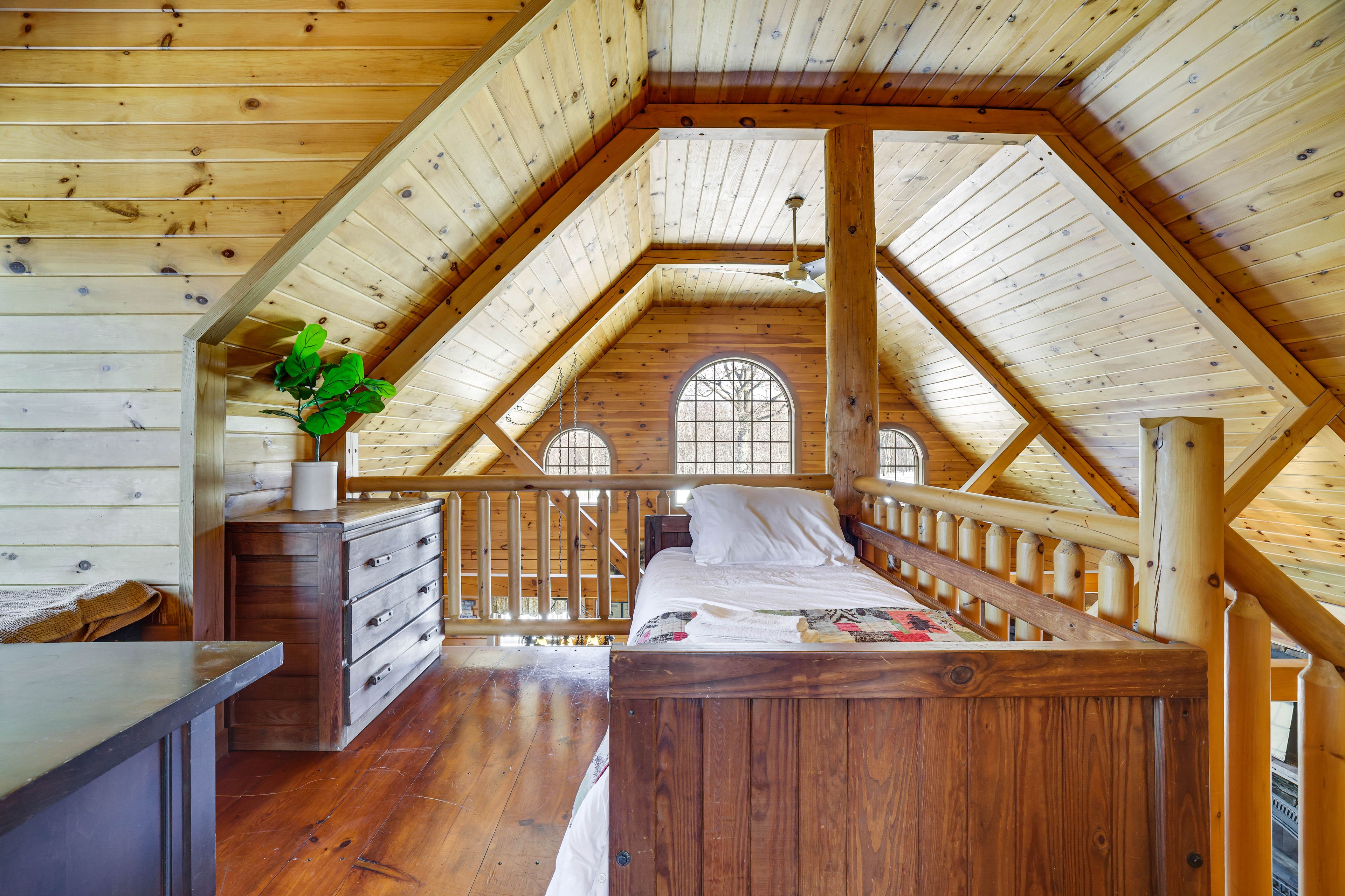 Loft | Upper Level | Twin Daybed w/ Twin Trundle