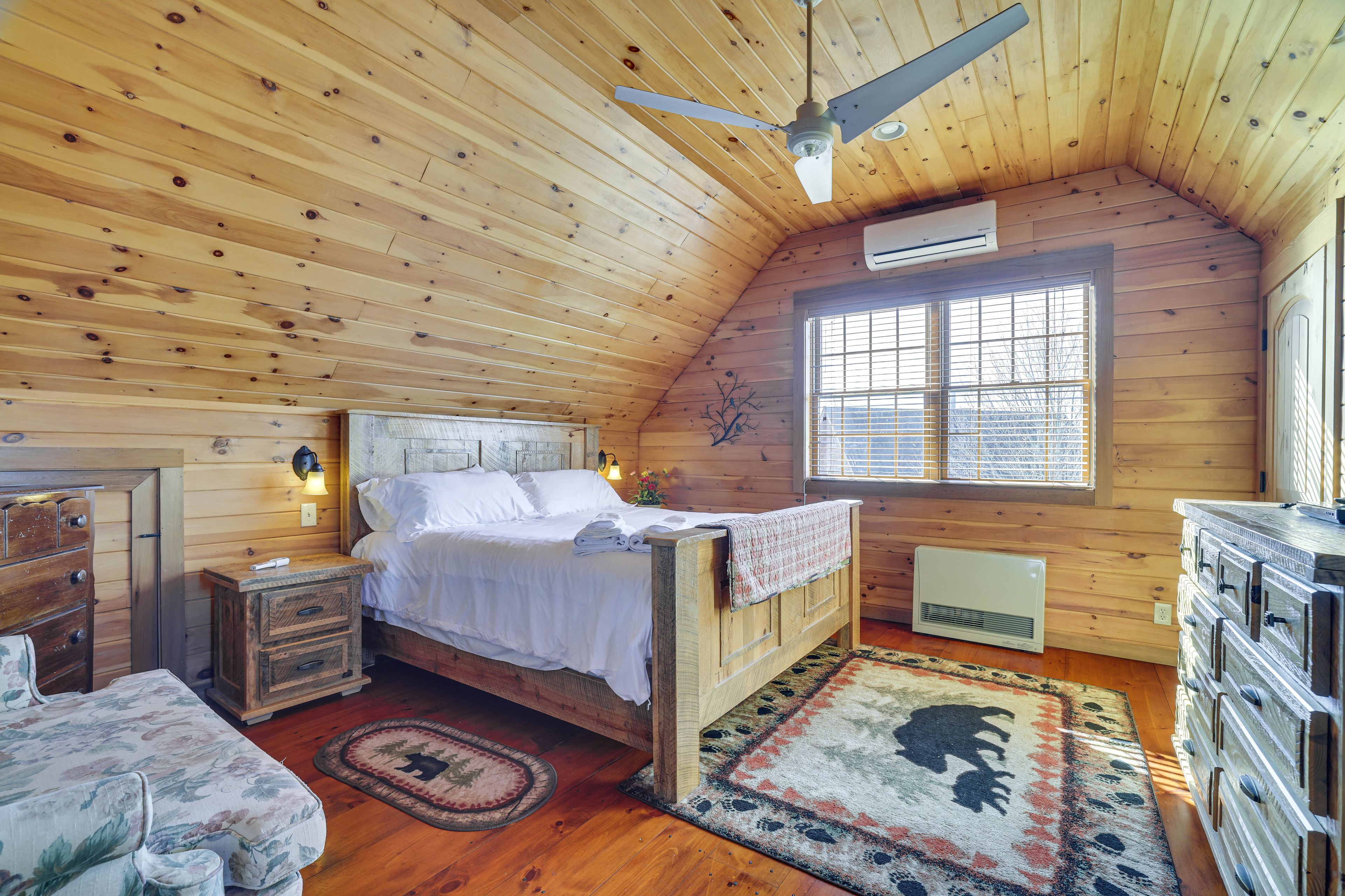 Bedroom 1 | King Bed | Upper Level