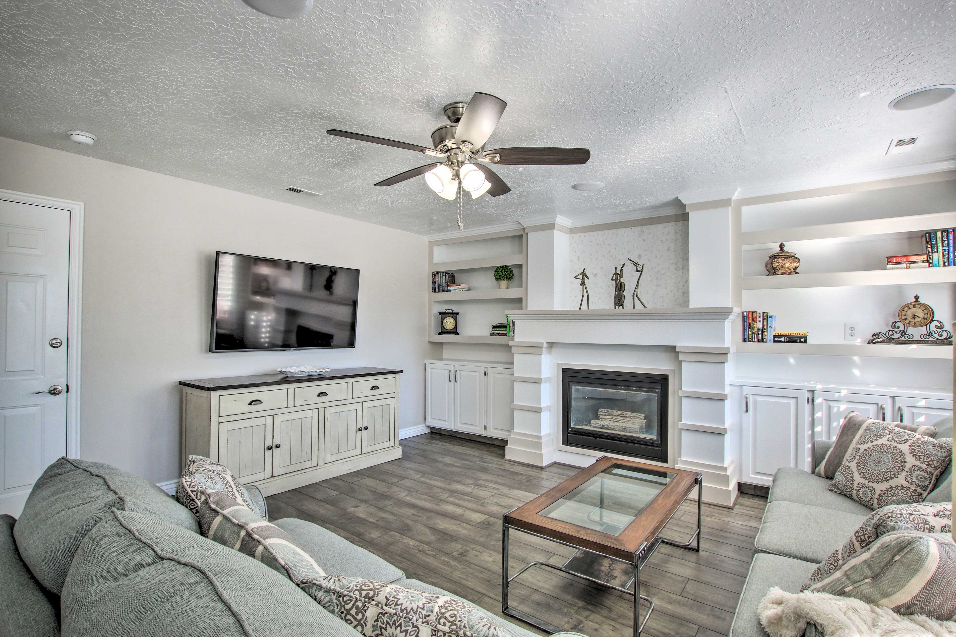 Living Room | Central A/C & Heating | Free WiFi
