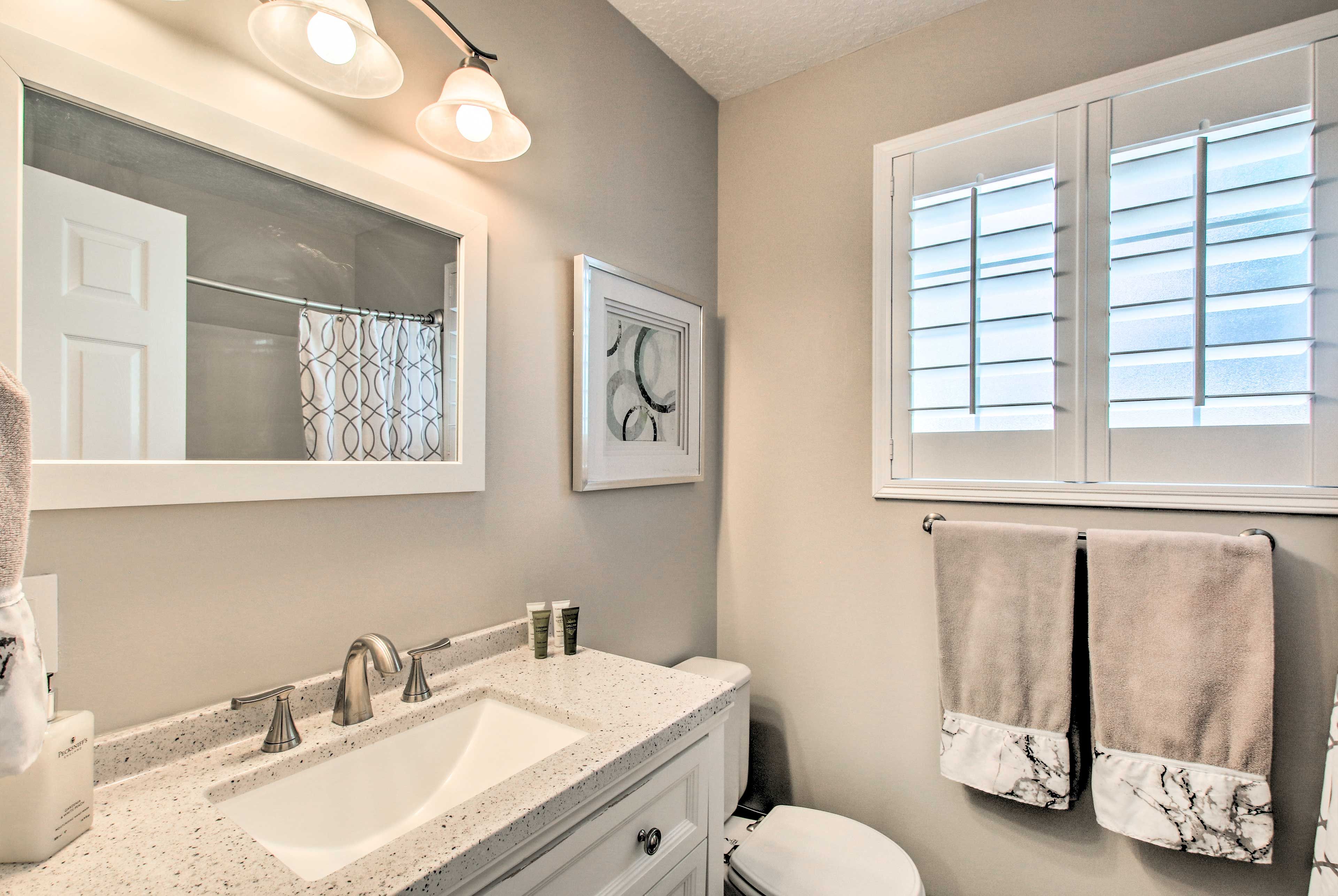 Full Bathroom | Complimentary Toiletries | Hair Dryer