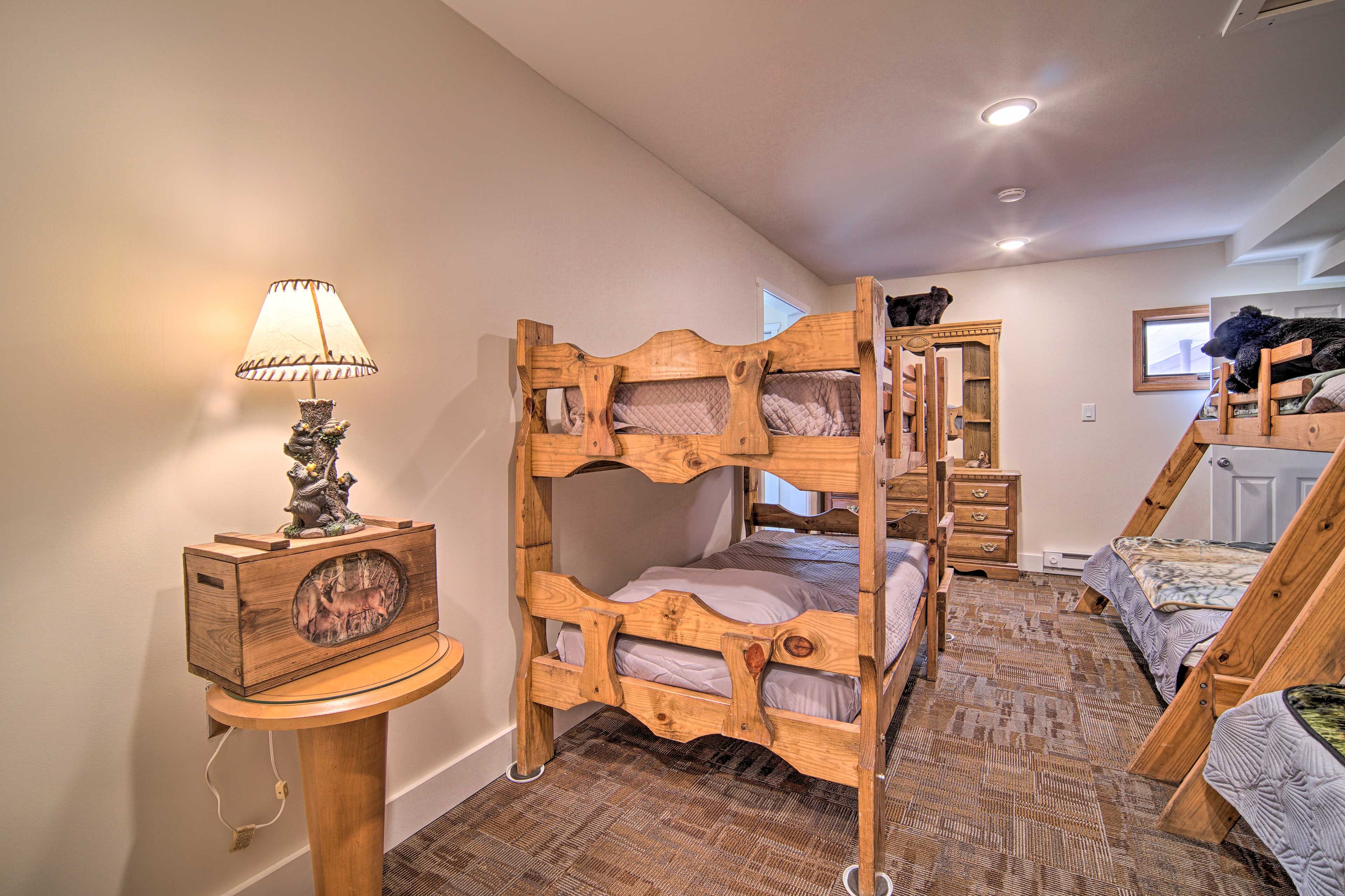 Bedroom 2 | Twin Bunk Bed | 2 Twin/Full Bunk Beds