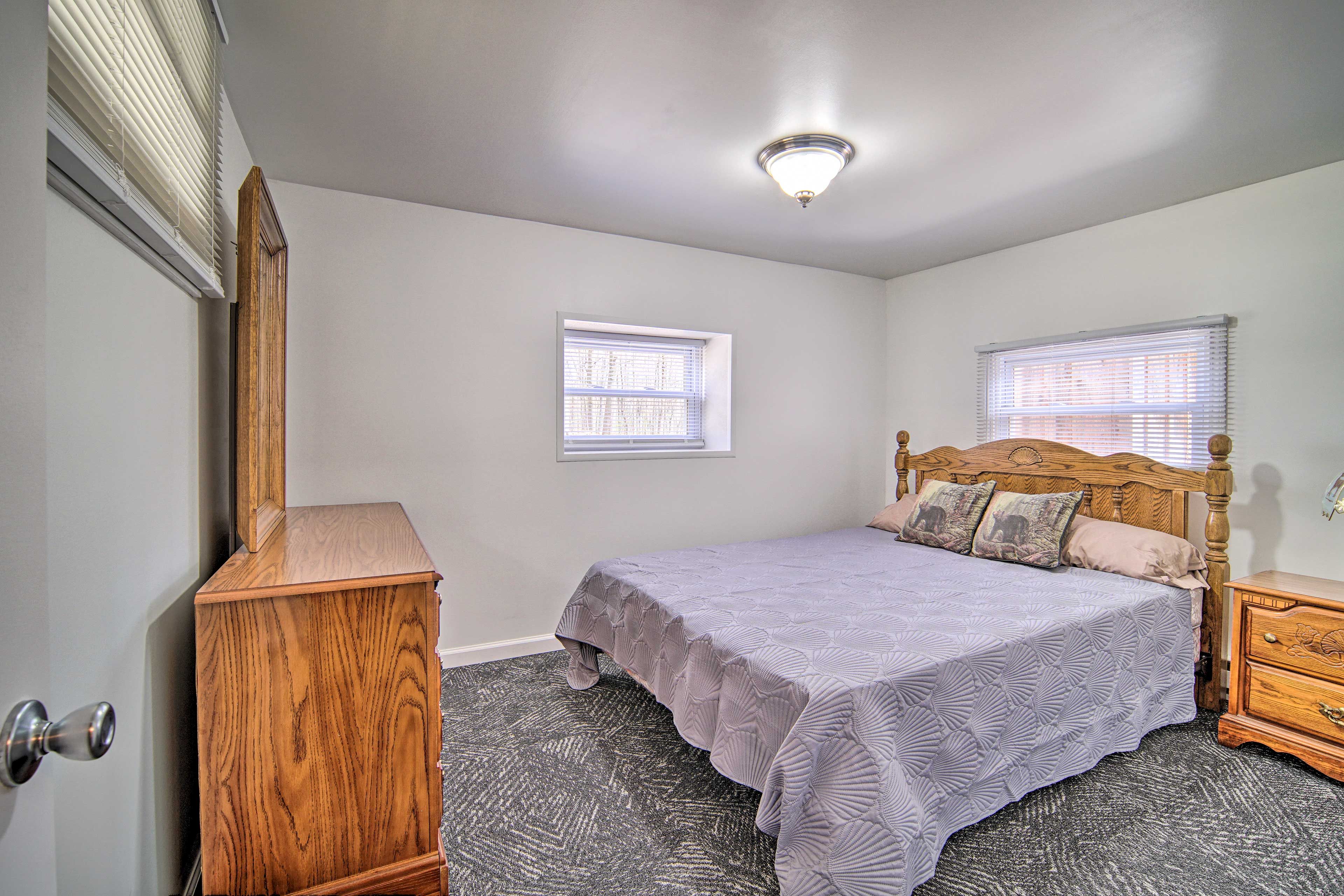 Bedroom 1 | Queen Bed