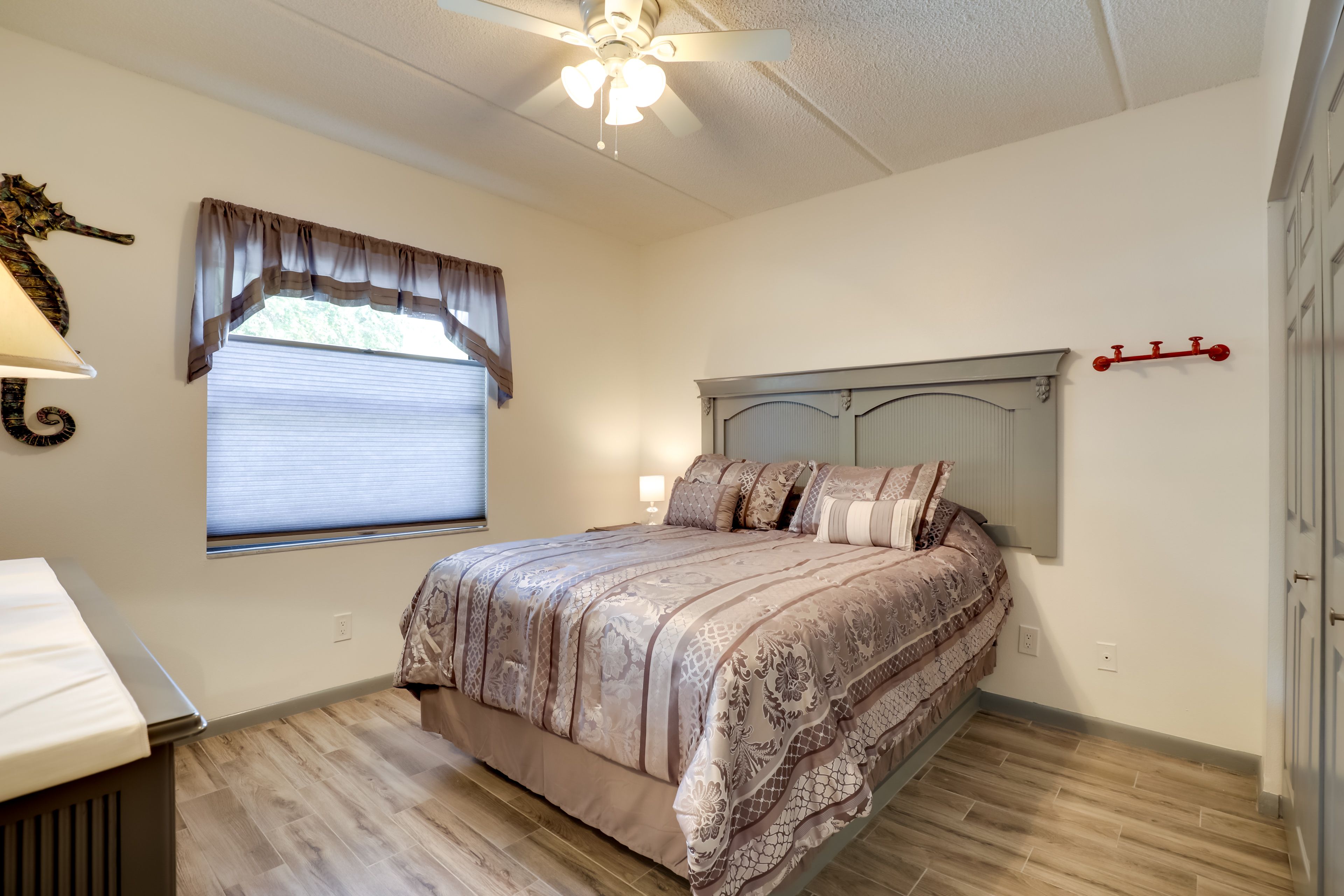 Bedroom 1 | Queen Bed