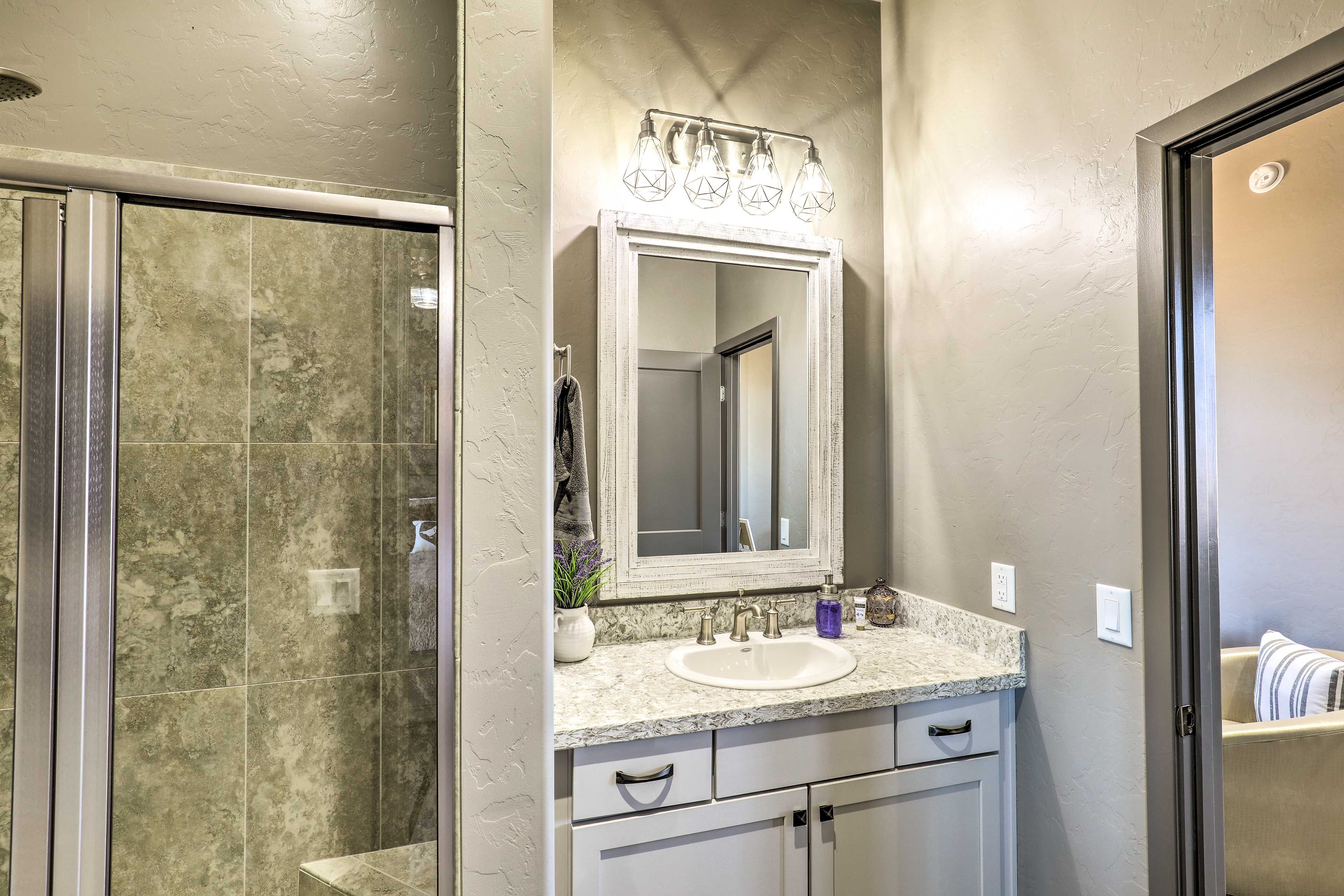 Full Bathroom | Towels Provided