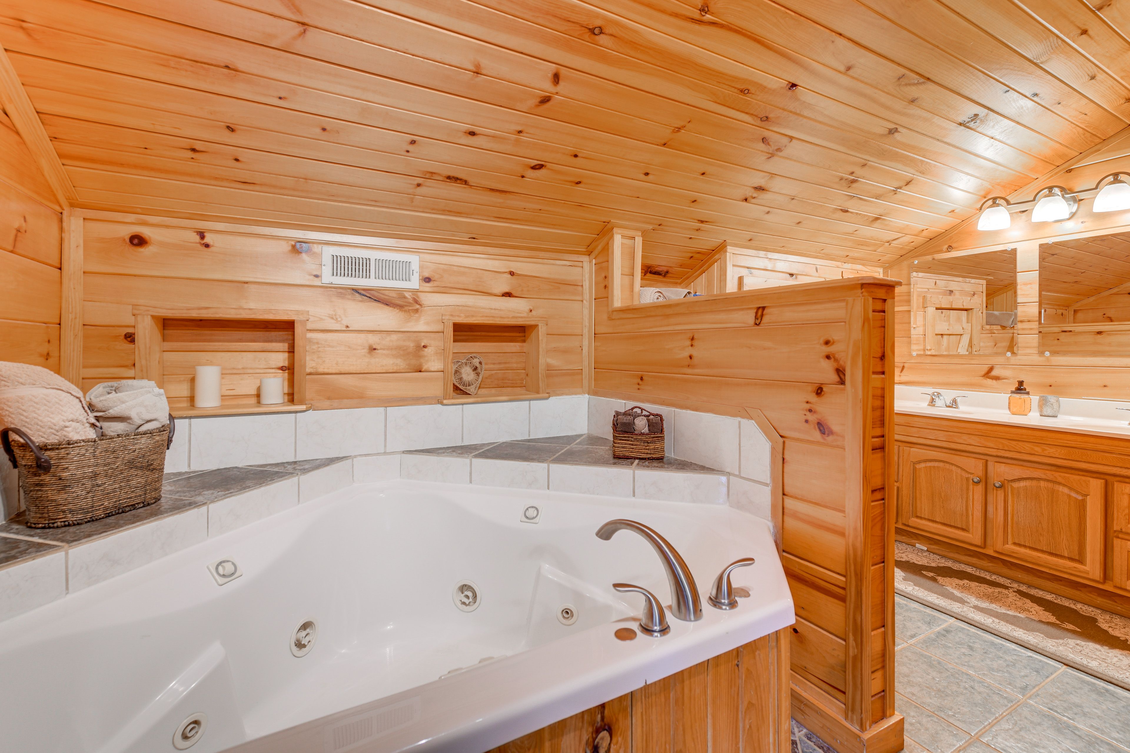Full Bathroom | Linens & Towels | 2nd Floor