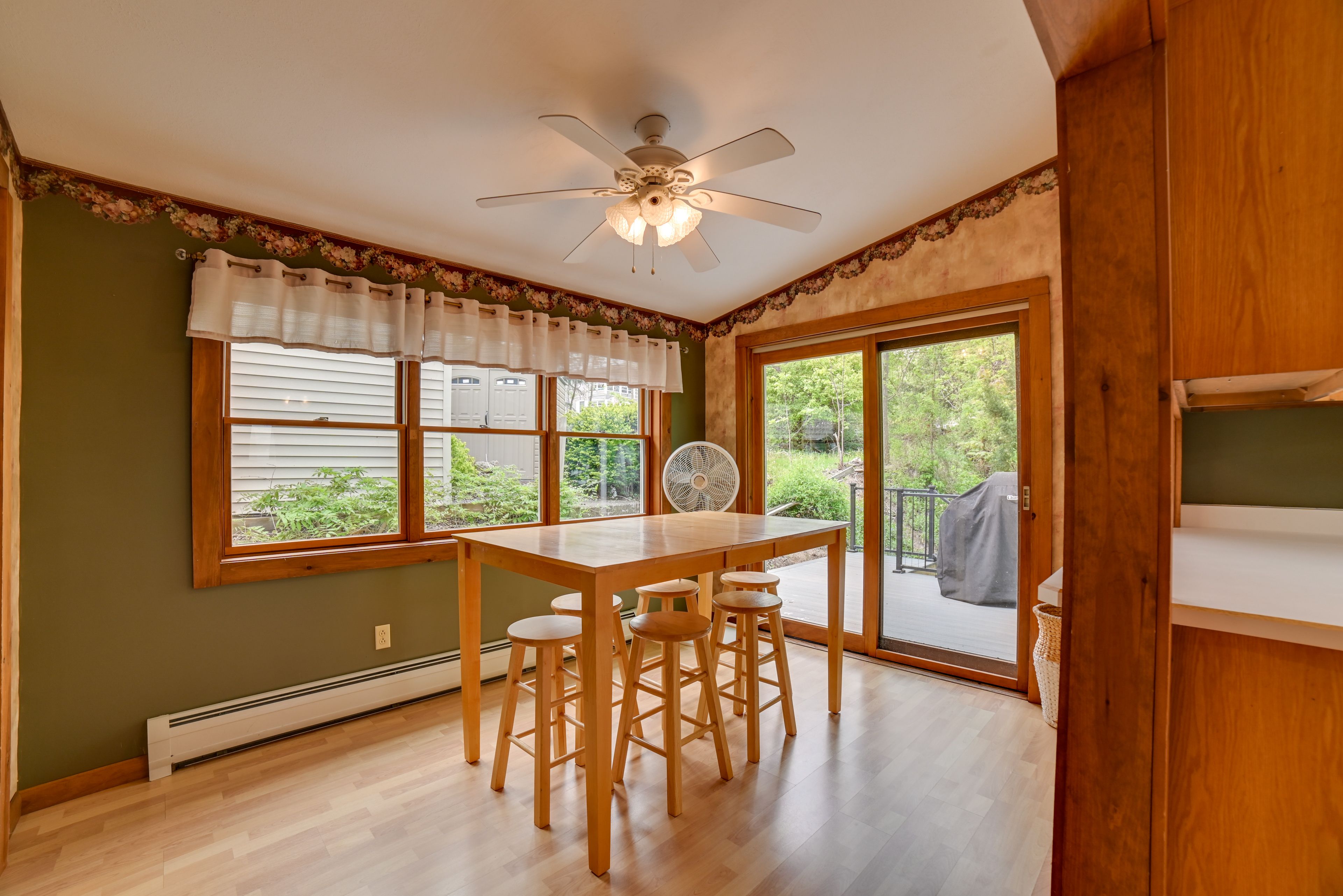 Dining Table | Dishware & Flatware Provided