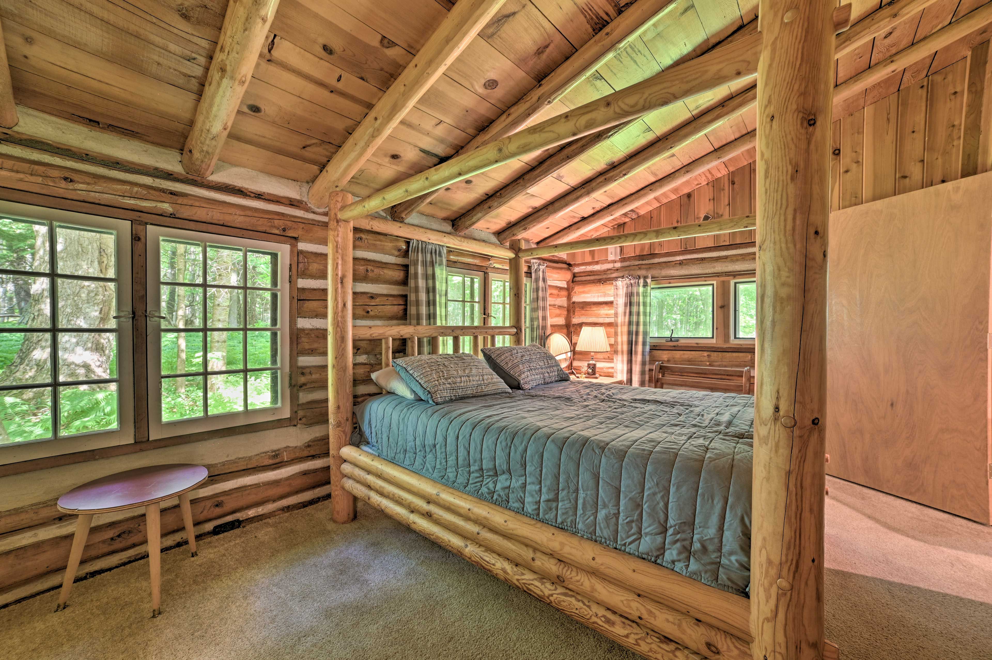 Bedroom 1 | Queen Bed
