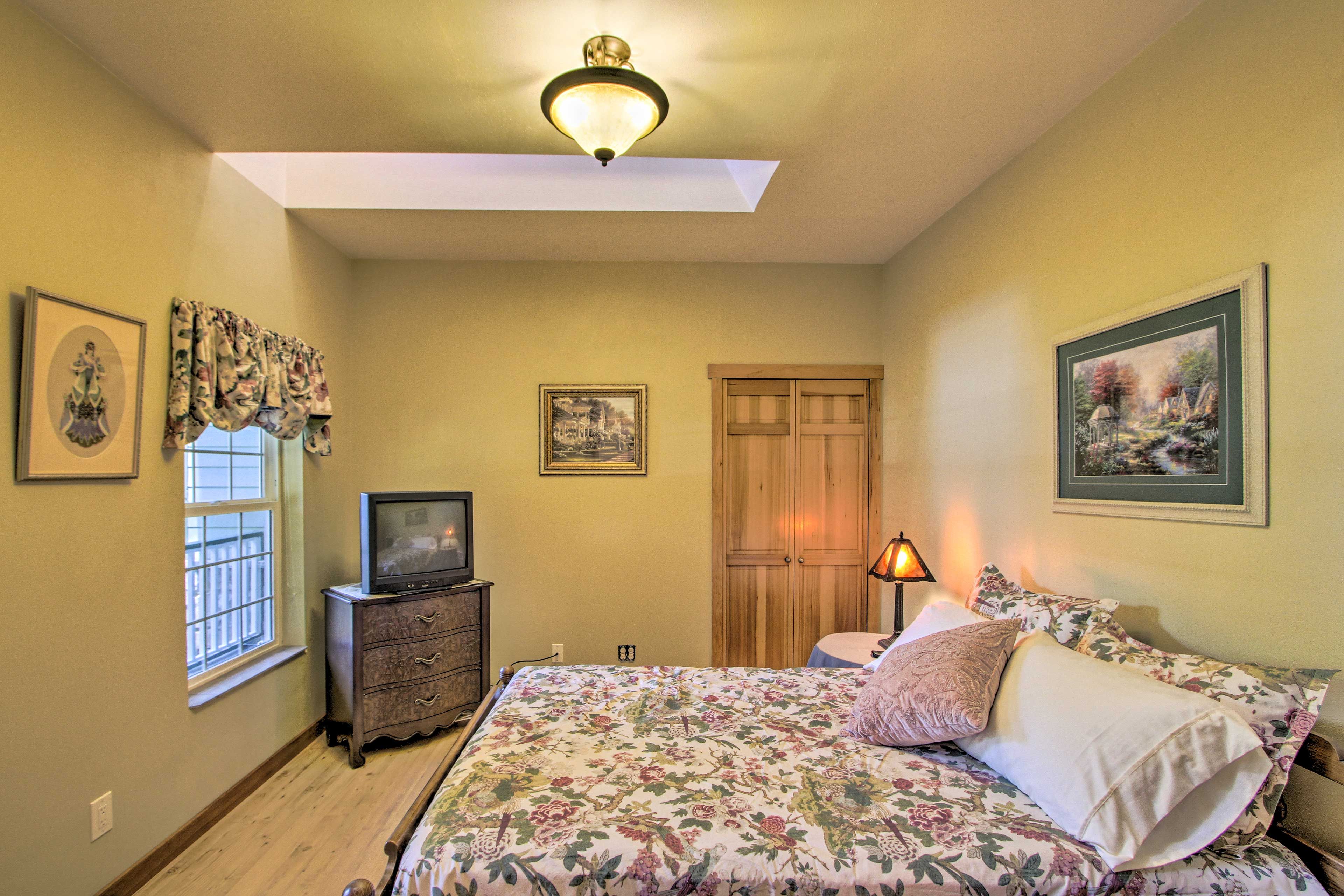 Bedroom 3 | Queen Bed