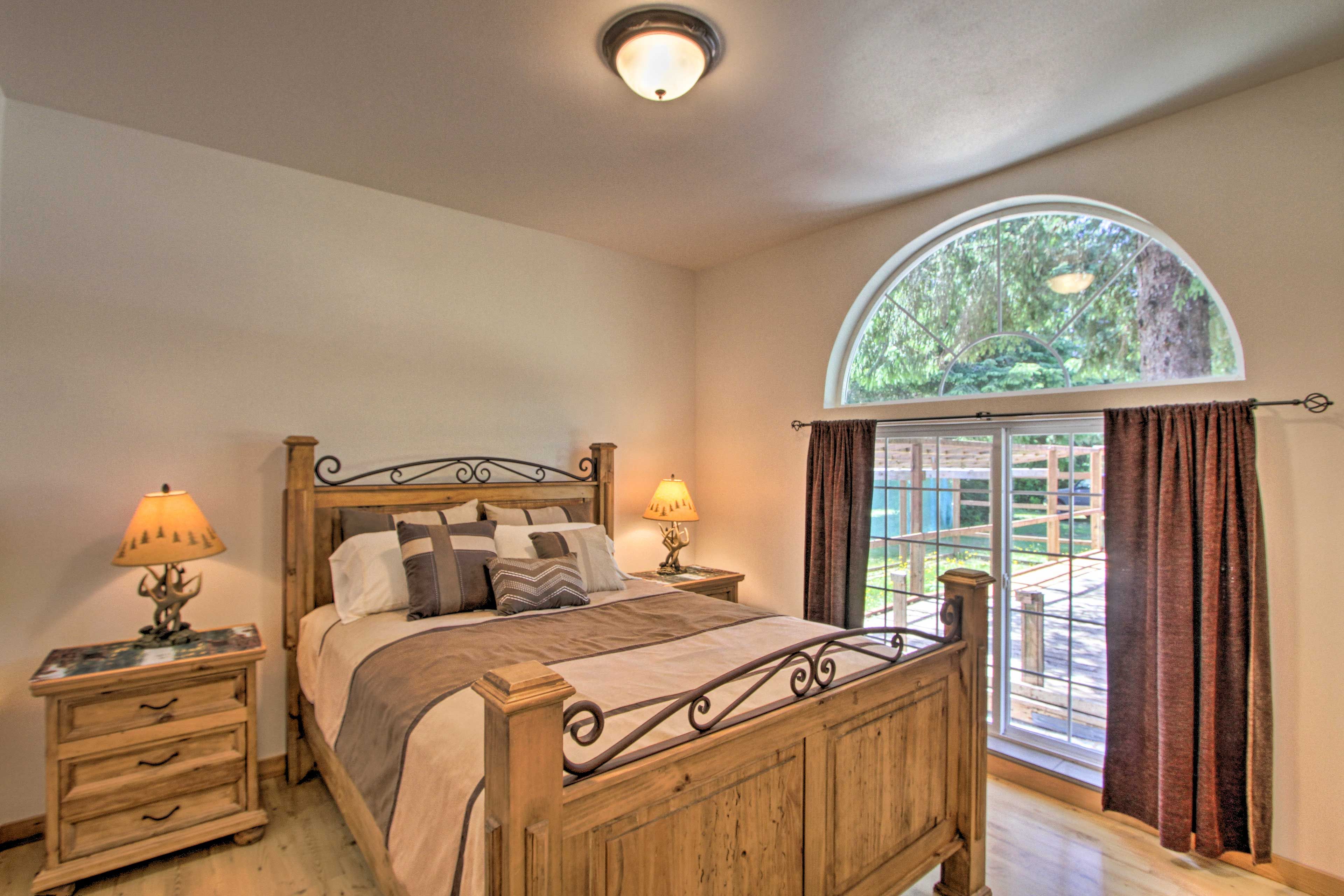 Bedroom 1 | Queen Bed