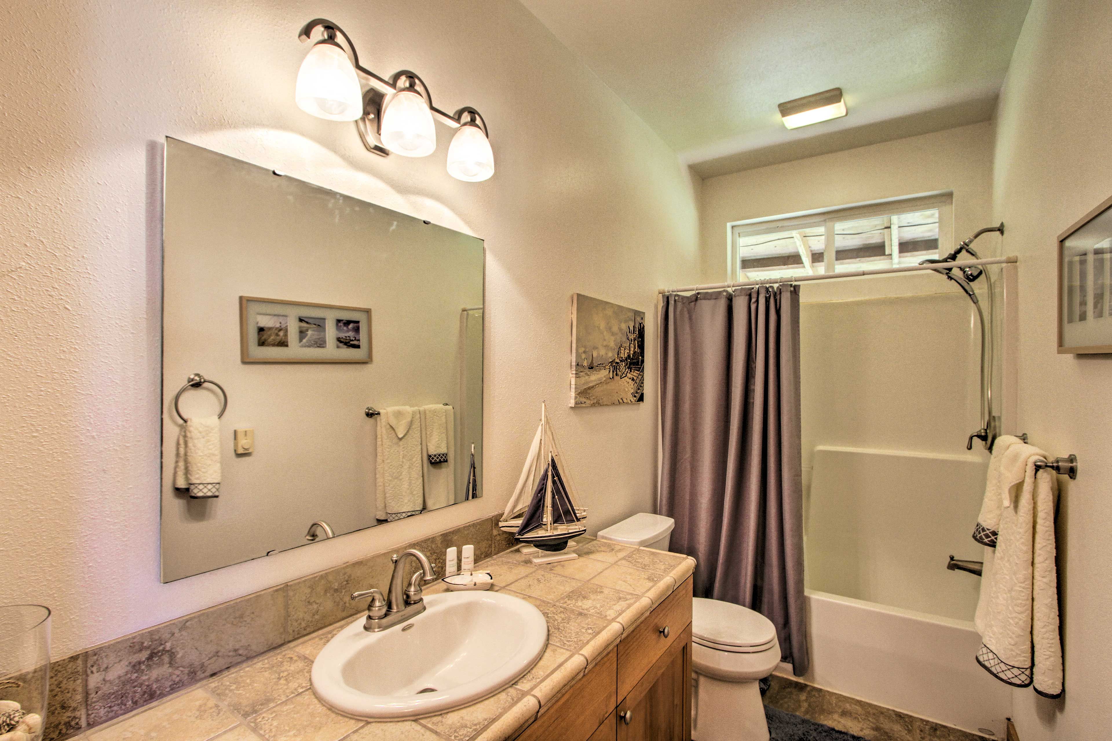 Full Bathroom | Complimentary Toiletries | Hair Dryer