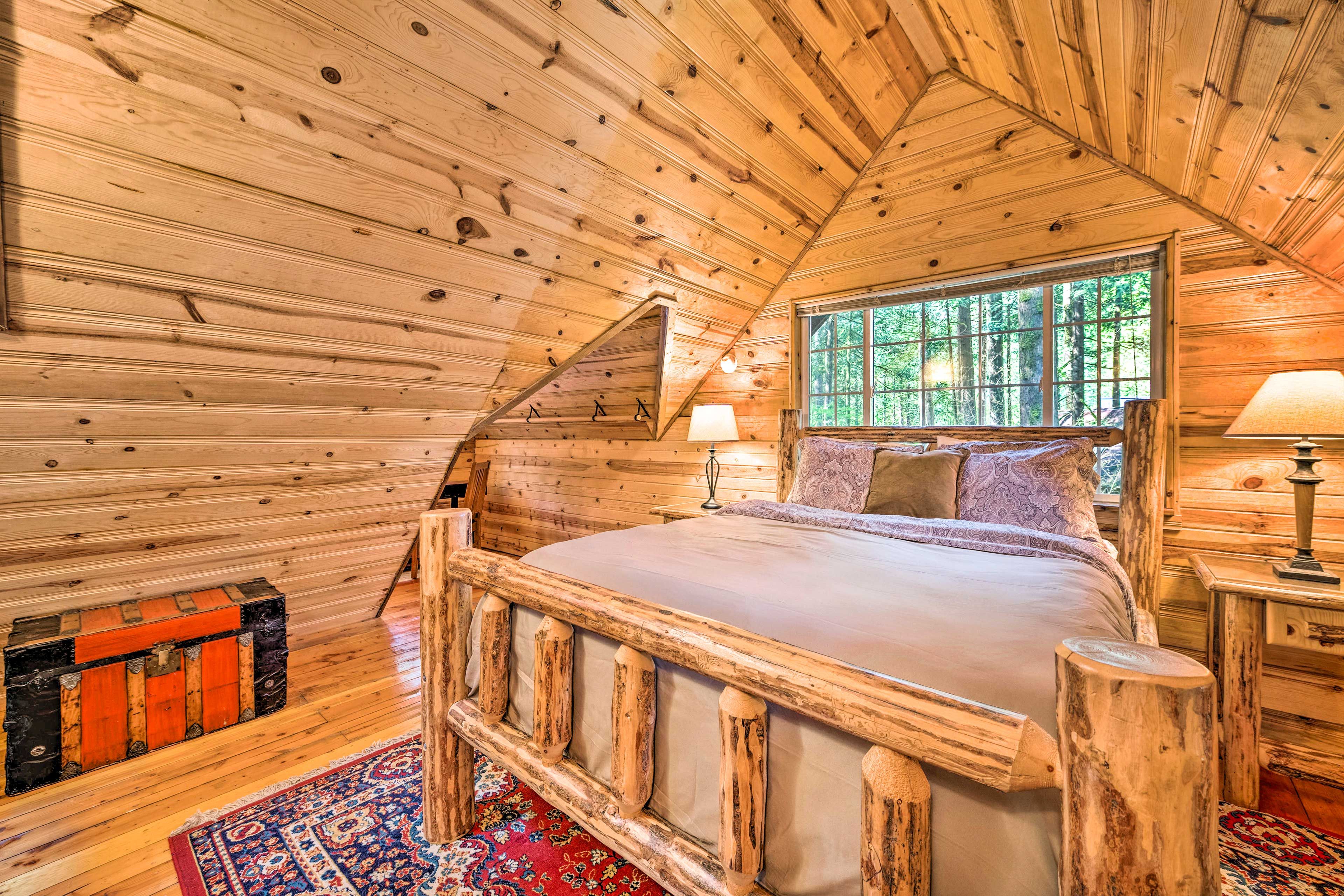 Bedroom | Queen Bed | 2nd Floor